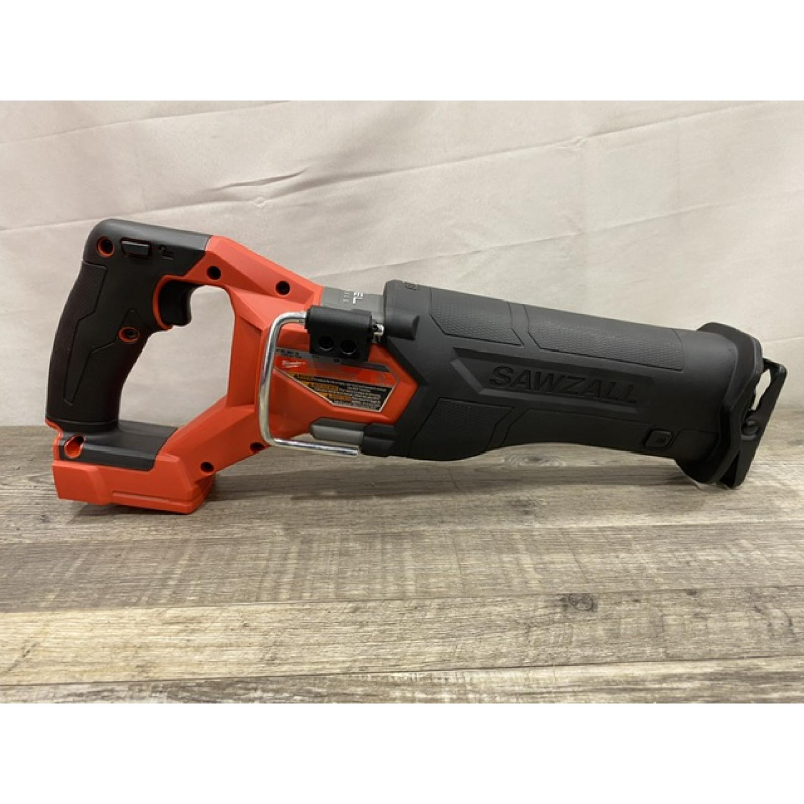LIKE NEW - Milwaukee FUEL 18V Lithium-Ion Brushless Cordless SAWZALL Reciprocating Saw Kit