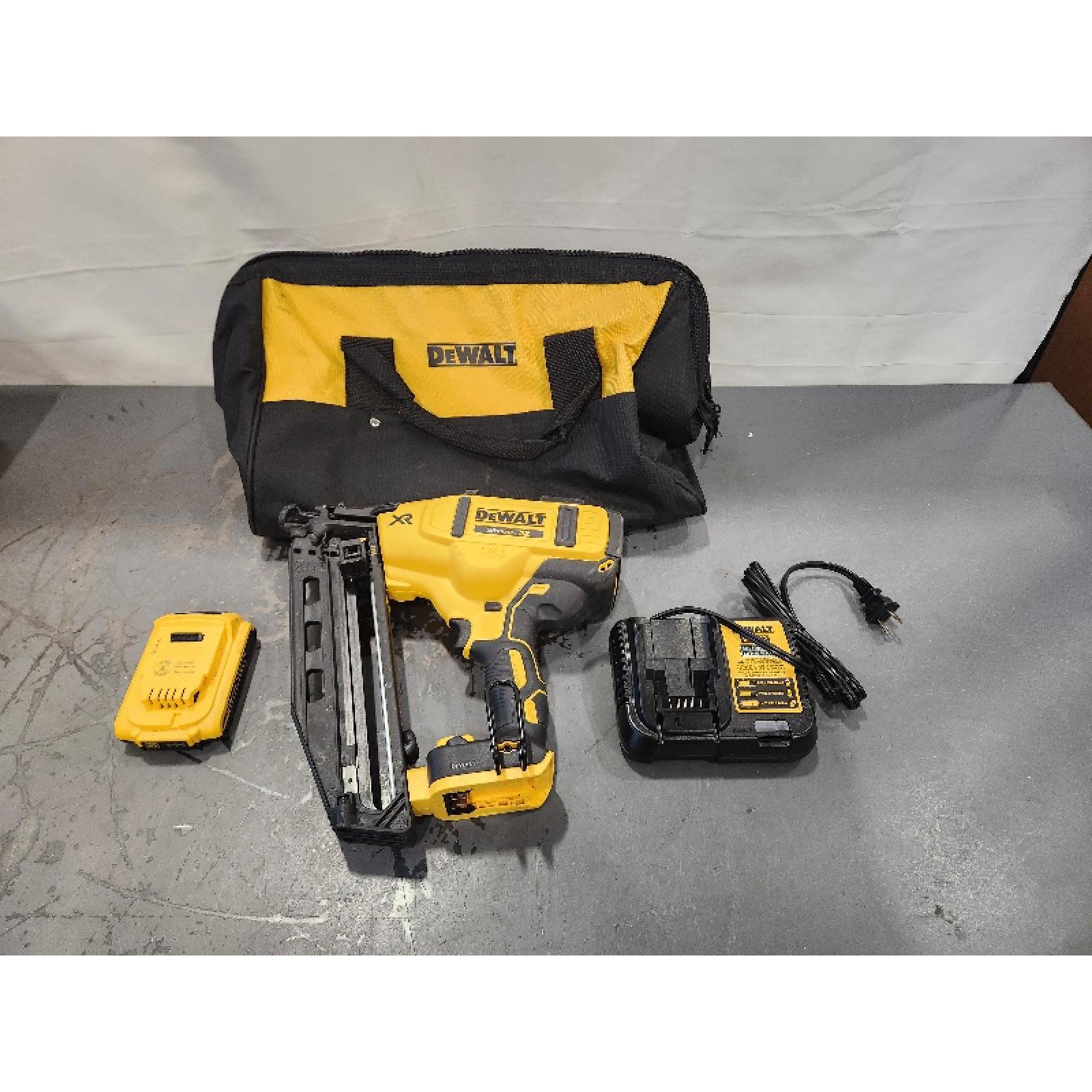 AS-IS- DeWalt 15 GA ANGLED FINISH NAILER KIT W/ BATTERY & CHARGER