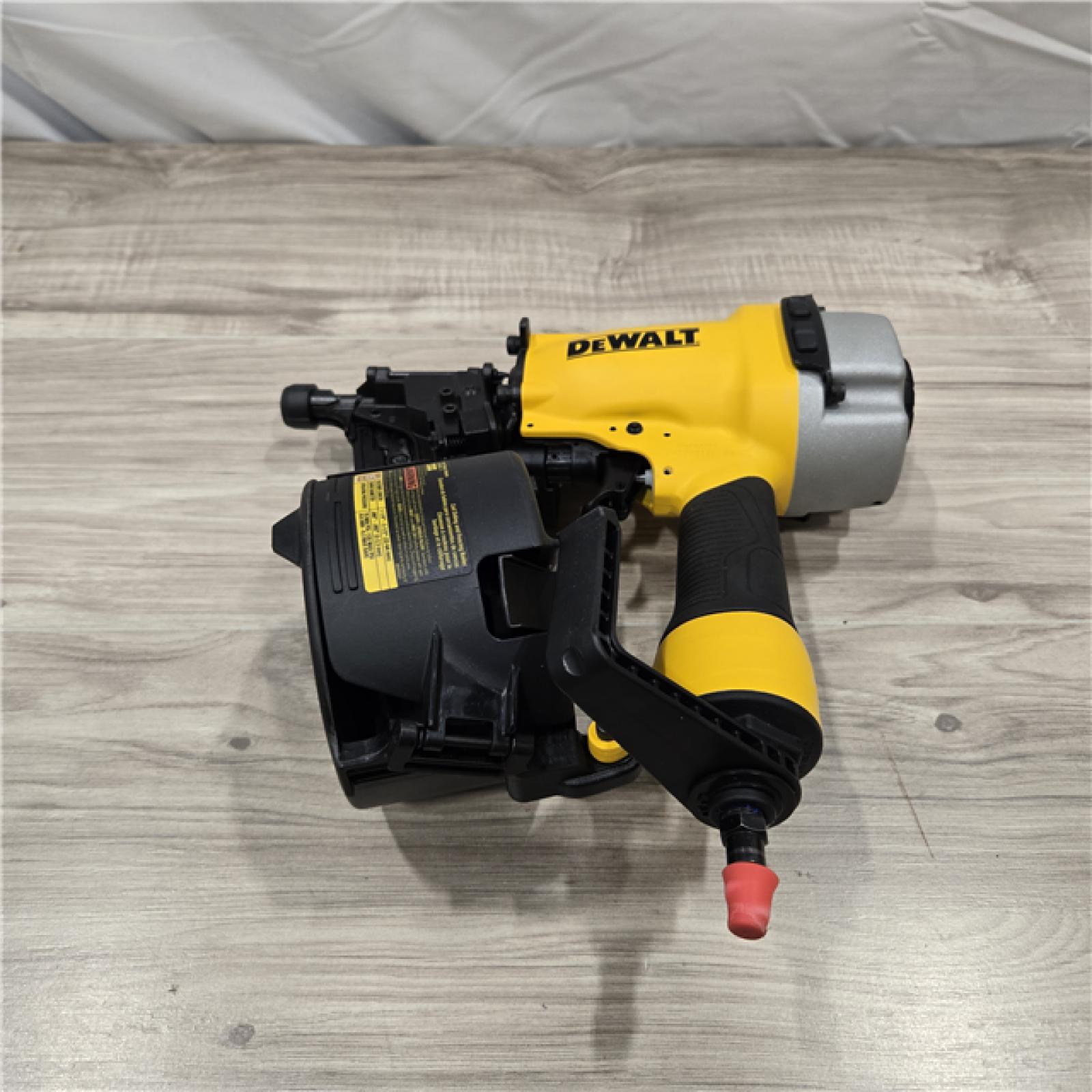 LIKE NEW! - DeWalt DW66C-1 15 Degree 2-1/2 in. Coil Siding Nailer
