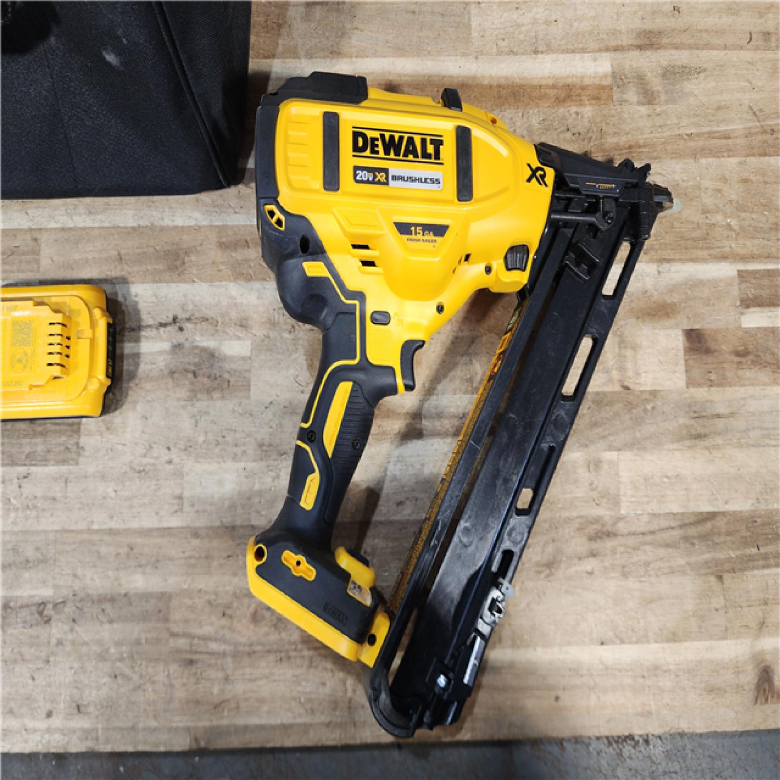 HOUSTON LOCATION - AS - IS DEWALT 20V MAX XR Lithium-Ion Cordless 2-1/2 in. 15-Gauge Finish Nailer Kit