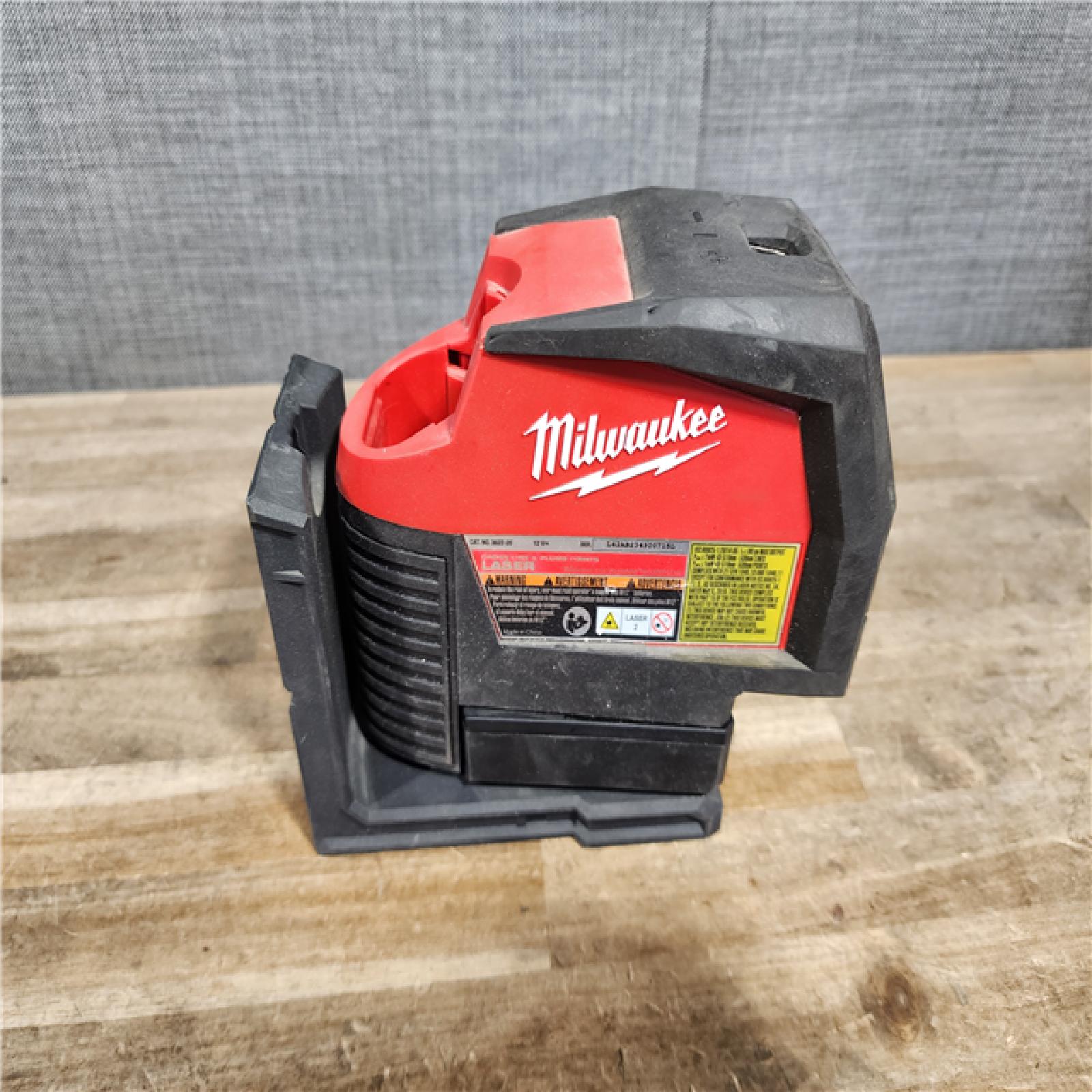 HOUSTON LOCATION - AS-IS Milwaukee Green 125 Ft. Cross Line and Plumb Points Laser Level Kit