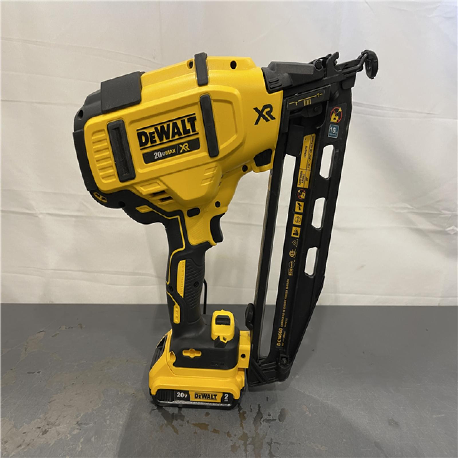 AS-IS - DeWalt 20V MAX XR 16-Gauge Electric Cordless Angled Finishing Nailer Kit