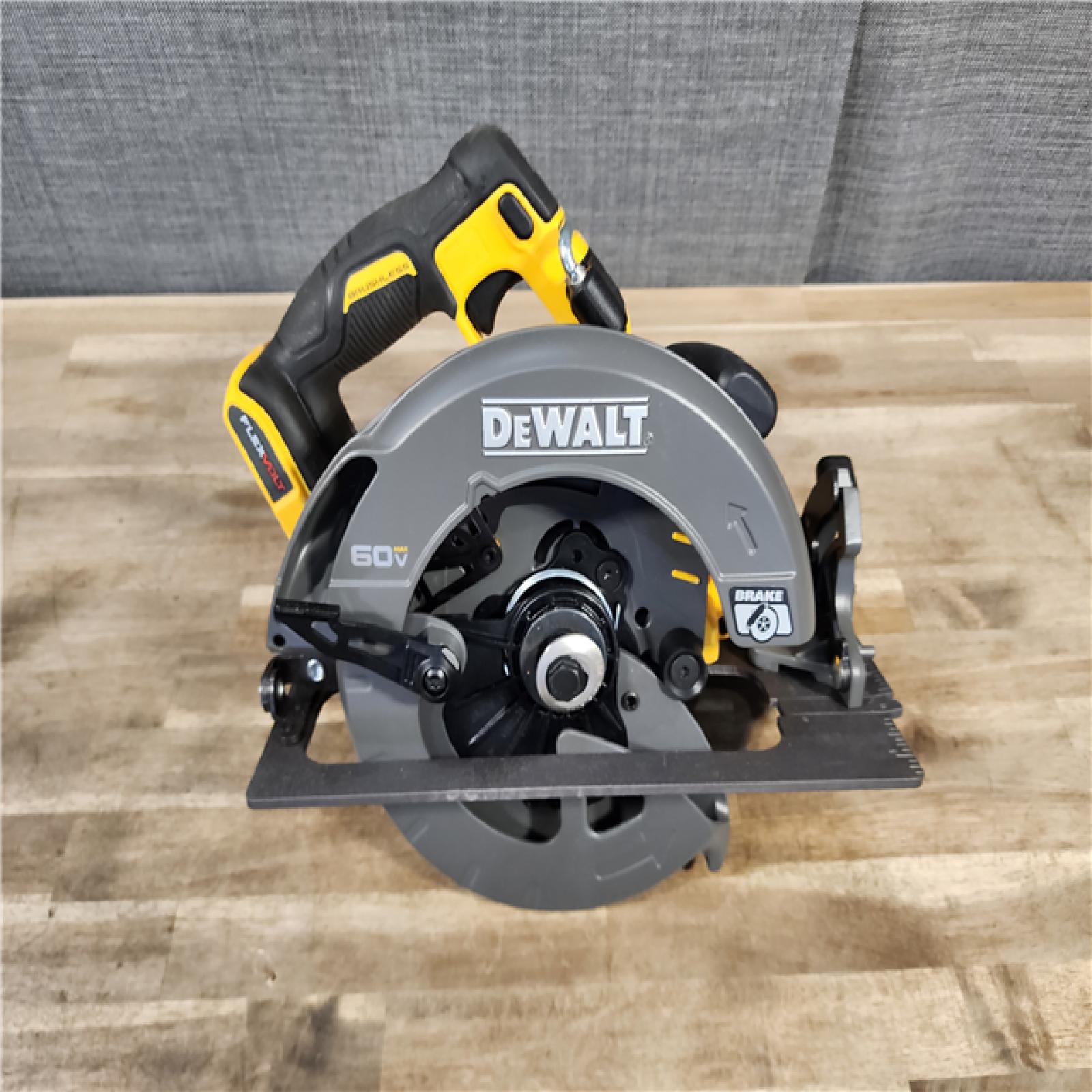 HOUSTON LOCATION - AS-IS DeWALT Flexvolt Max 7-1/4  60V Brushless Circular Saw DCS578B (Bare Tool)
