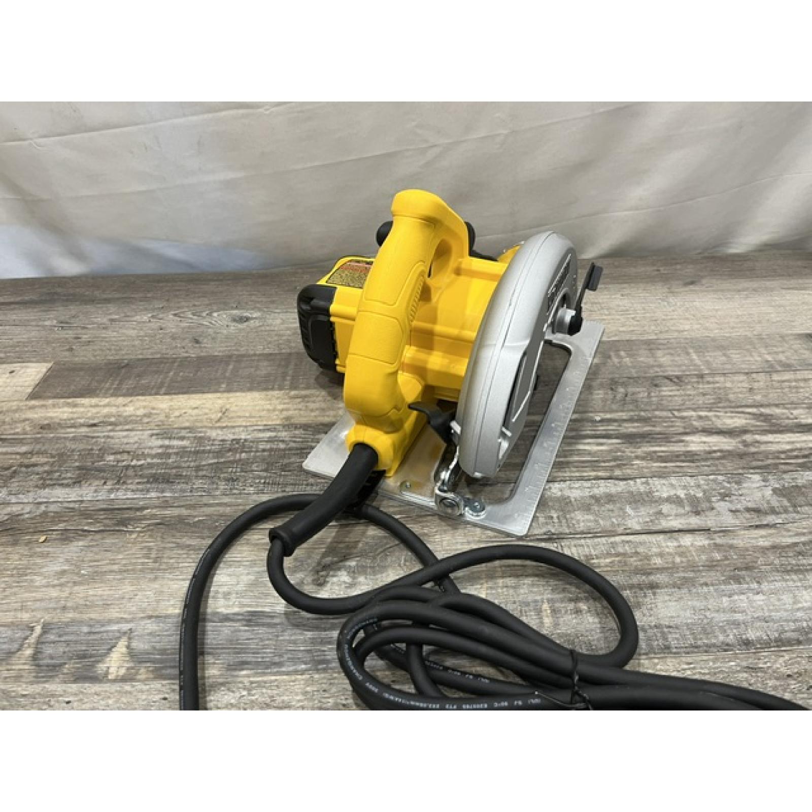 AS-IS DEWALT 15 Amp Corded 7-1/4 in. Lightweight Circular Saw