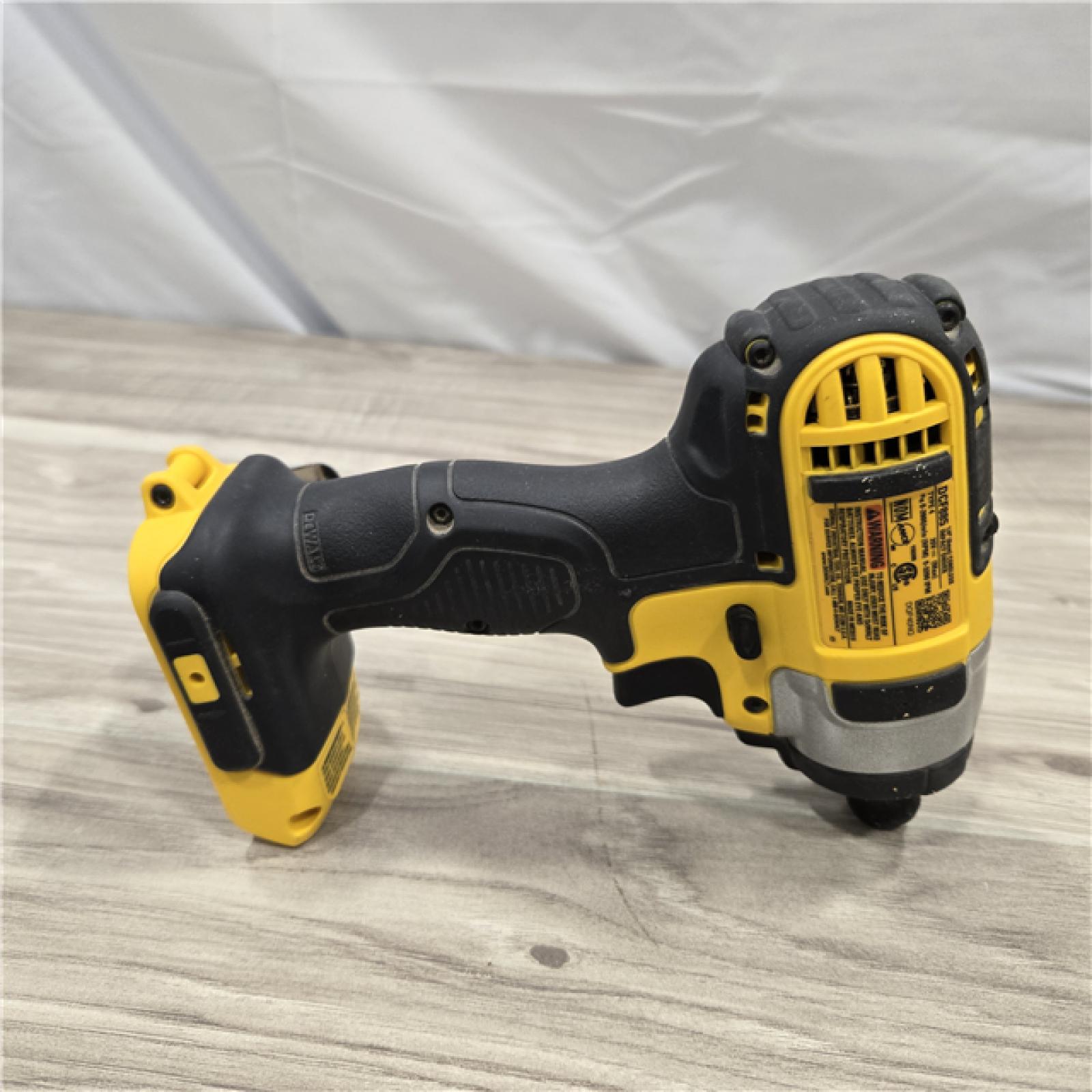 LIKE NEW!- DeWALT 20V MAX Cordless Drill Driver/Impact Driver Combo Kit