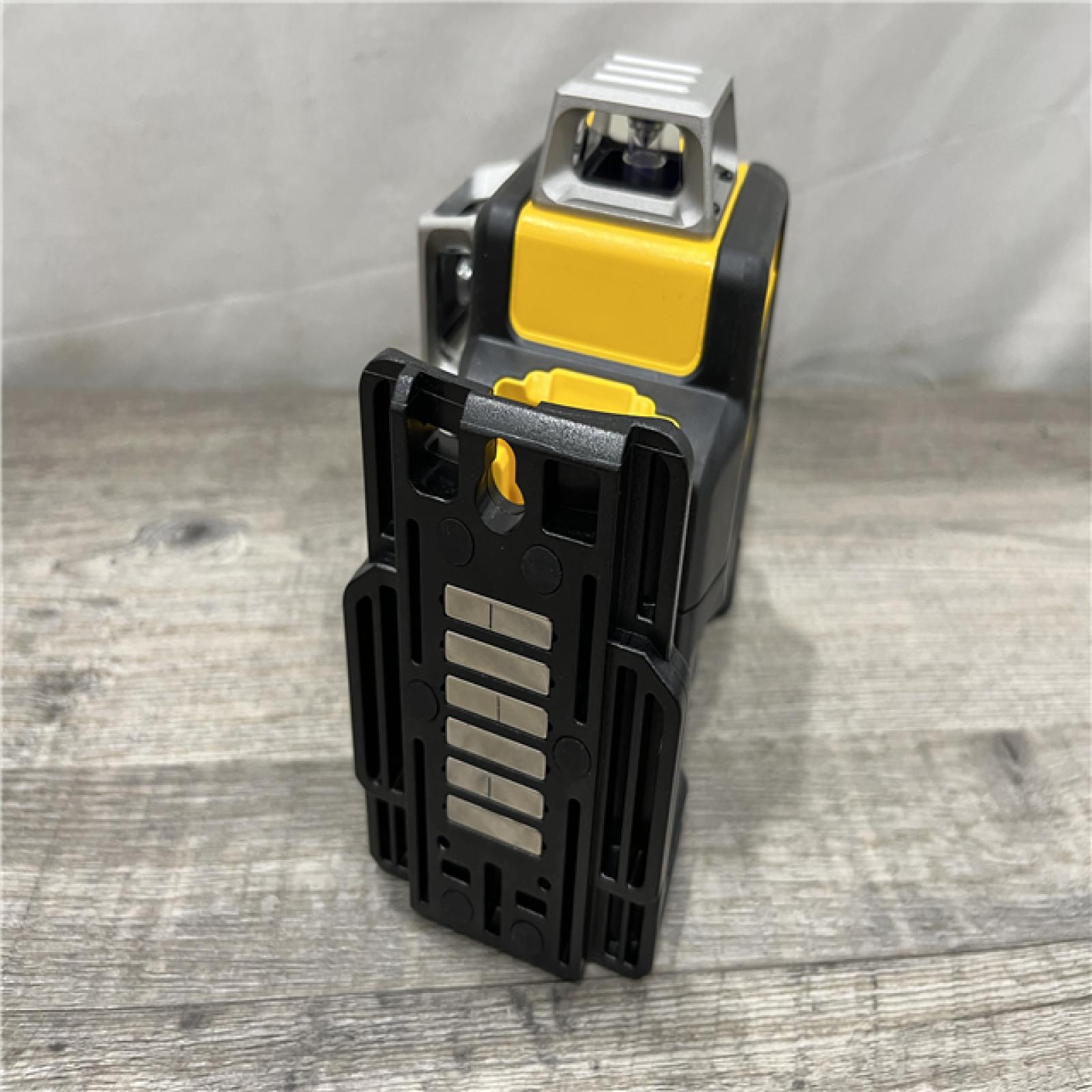 AS-IS DEWALT 12V MAX Lithium-Ion 100 ft. Green Self-Leveling 3-Beam 360 Degree Laser Level Kit