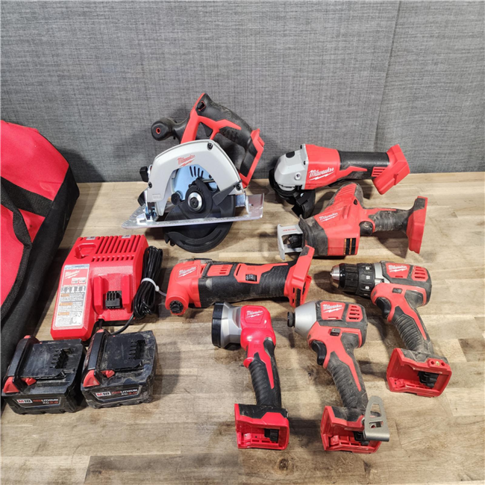 HOUSTON LOCATION - AS-IS MILWAUKEE 7 TOOL COMBO KIT W/ (2) BATTERY & CHARGER