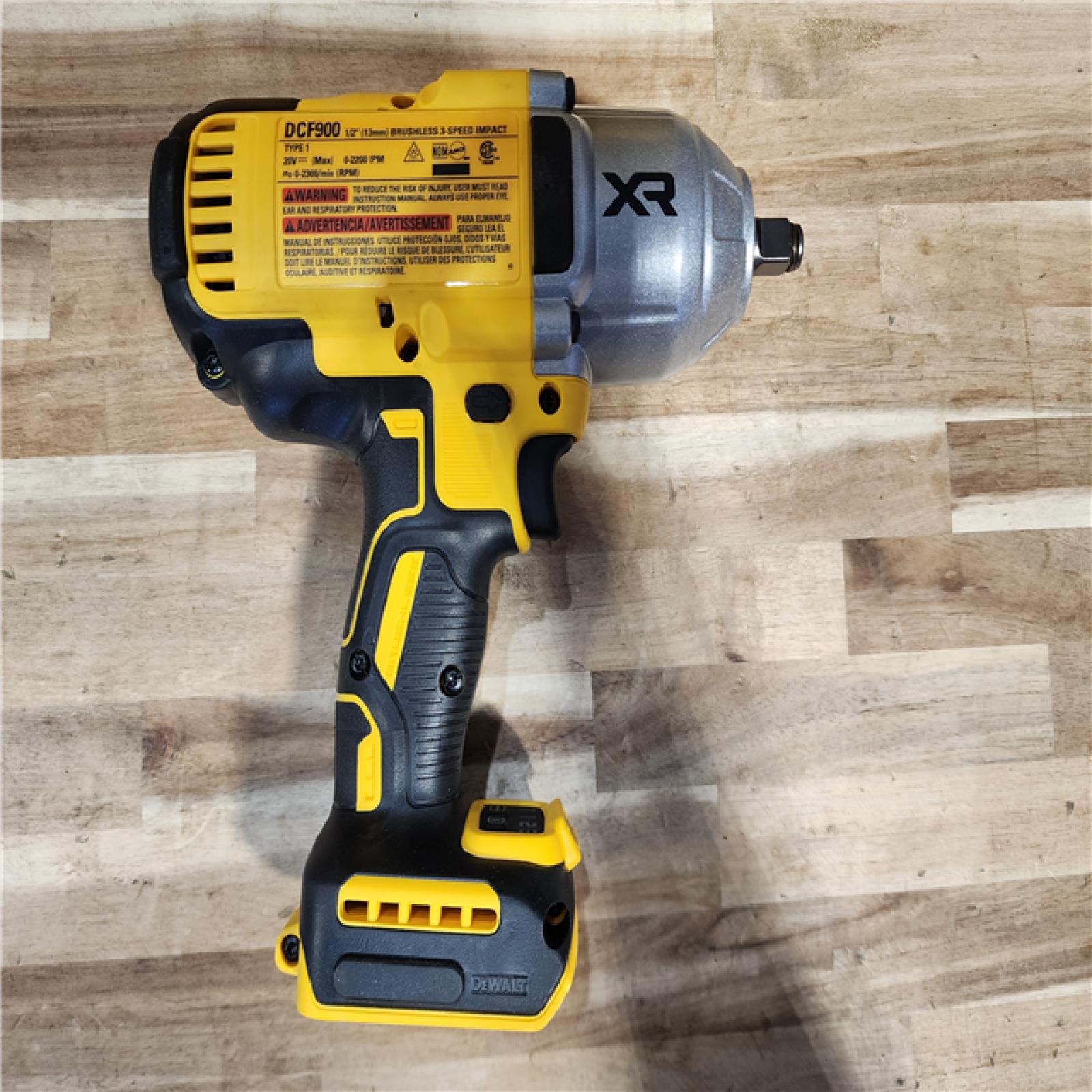 HOUSTON LOCATION - AS-IS (APPEARS LIKE NEW) DEWALT 20V MAX Lithium-Ion Cordless 1/2 in. Impact Wrench Kit