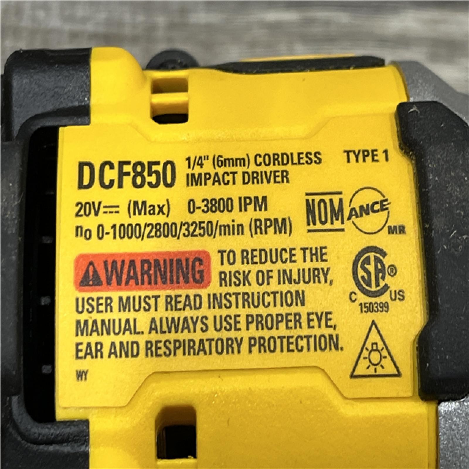 LIKE NEW - DEWALT ATOMIC 20V MAX Lithium-Ion Cordless 1/4 in. Brushless Impact Driver Kit