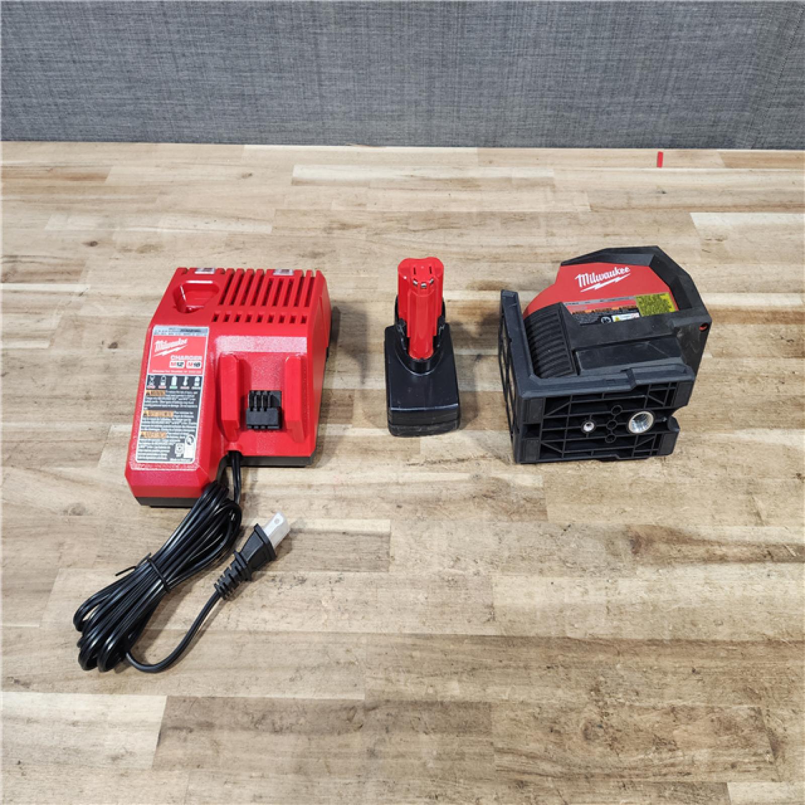 HOUSTON LOCATION - AS - IS Milwaukee Green 125 Ft. Cross Line and Plumb Points Laser Level Kit