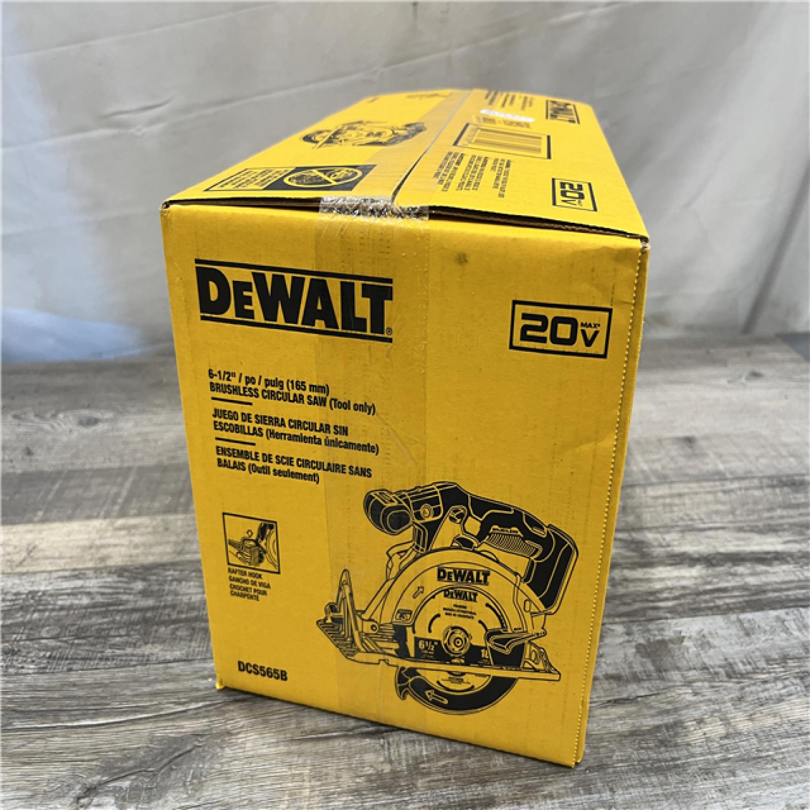 NEW - DEWALT 20V MAX Cordless Brushless 6-1/2 in. Sidewinder Style Circular Saw (Tool Only)