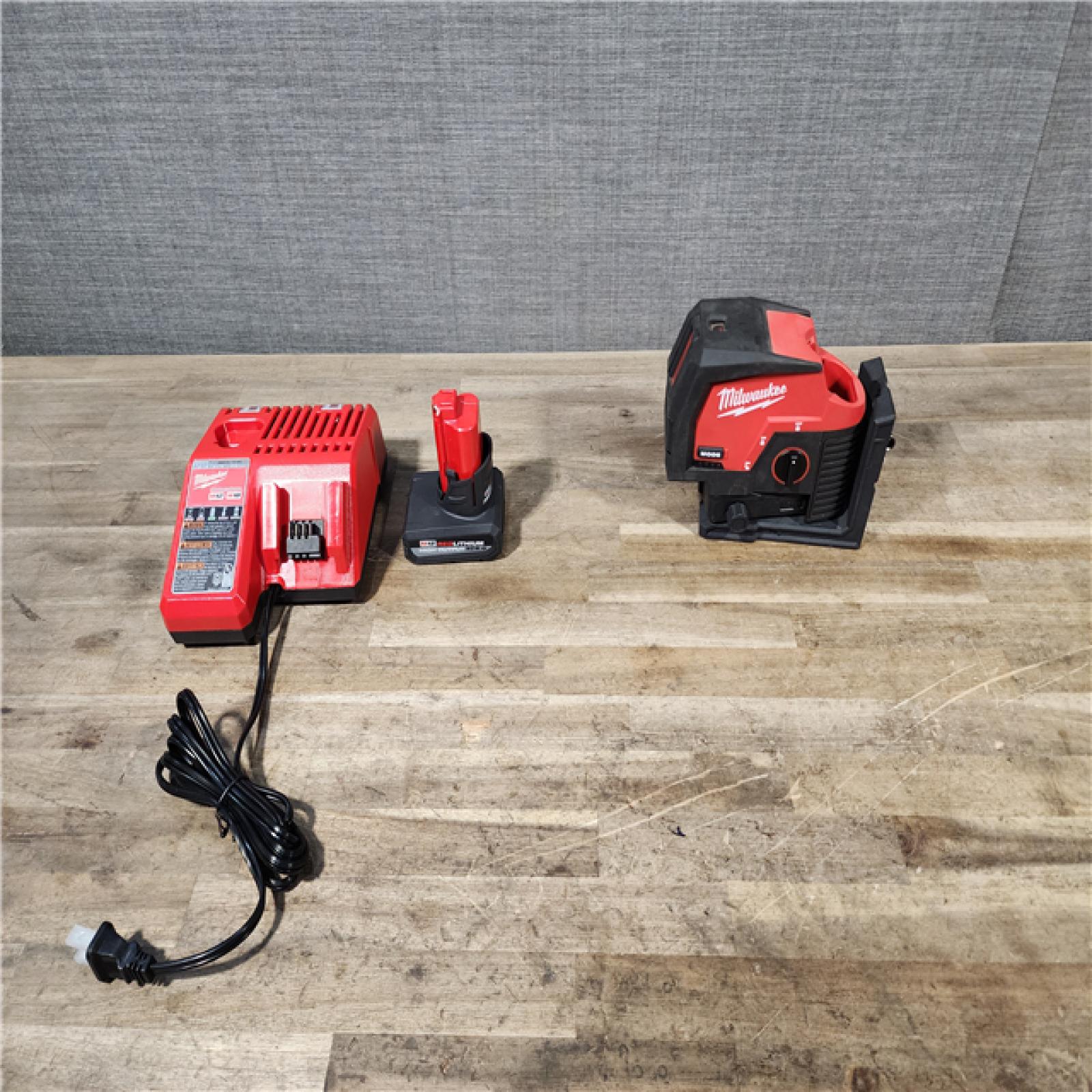 HOUSTON LOCATION - AS-IS Milwaukee Green 125 Ft. Cross Line and Plumb Points Laser Level Kit
