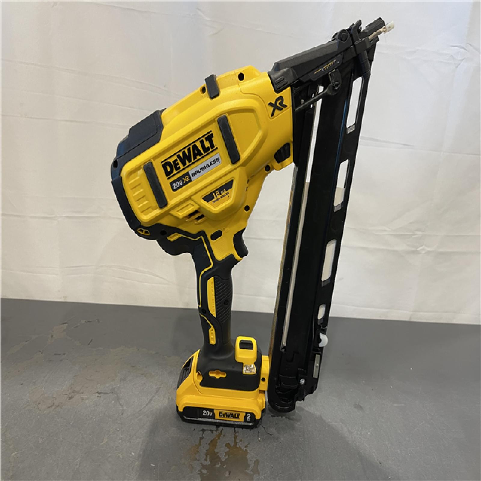 AS-IS - DeWalt 20V MAX XR Lithium-Ion Cordless 2-1/2 in. 15-Gauge Finish Nailer Kit