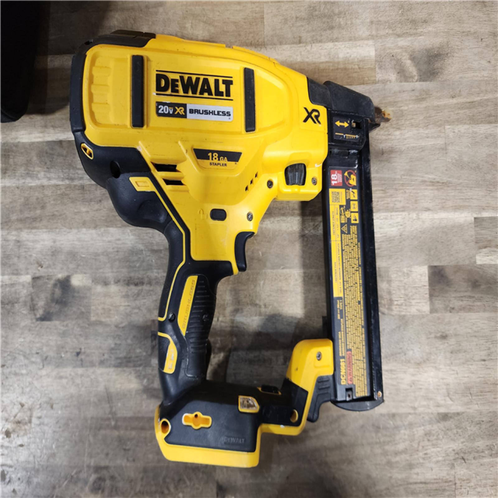 HOUSTON LOCATION - AS-IS DEWALT DCN681D1 20V 18Ga Stapler Kit
