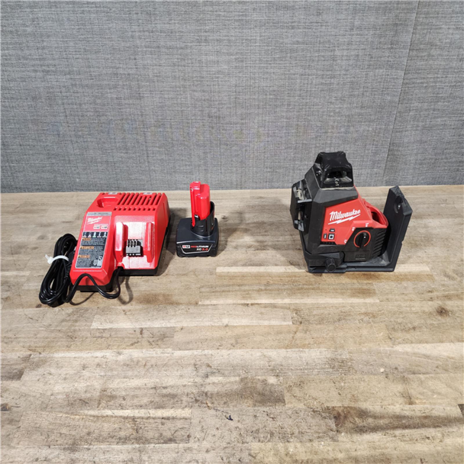 HOUSTON LOCATION - AS-IS Milwaukee-3632-21 M12 Green Beam Laser 360° 3-Plane Kit