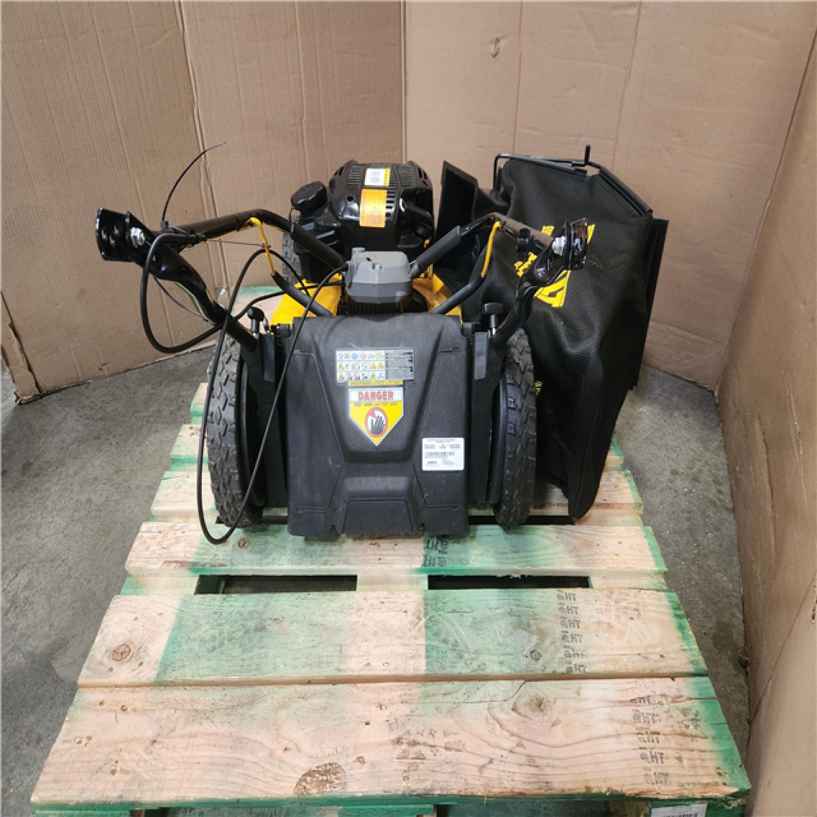 Phoenix LIKE NEW DEWALT 21 in. 163cc Briggs and Stratton 725Exi Engine Rear Wheel Drive 3-in-1 Gas Self Propelled Walk Behind Lawn Mower