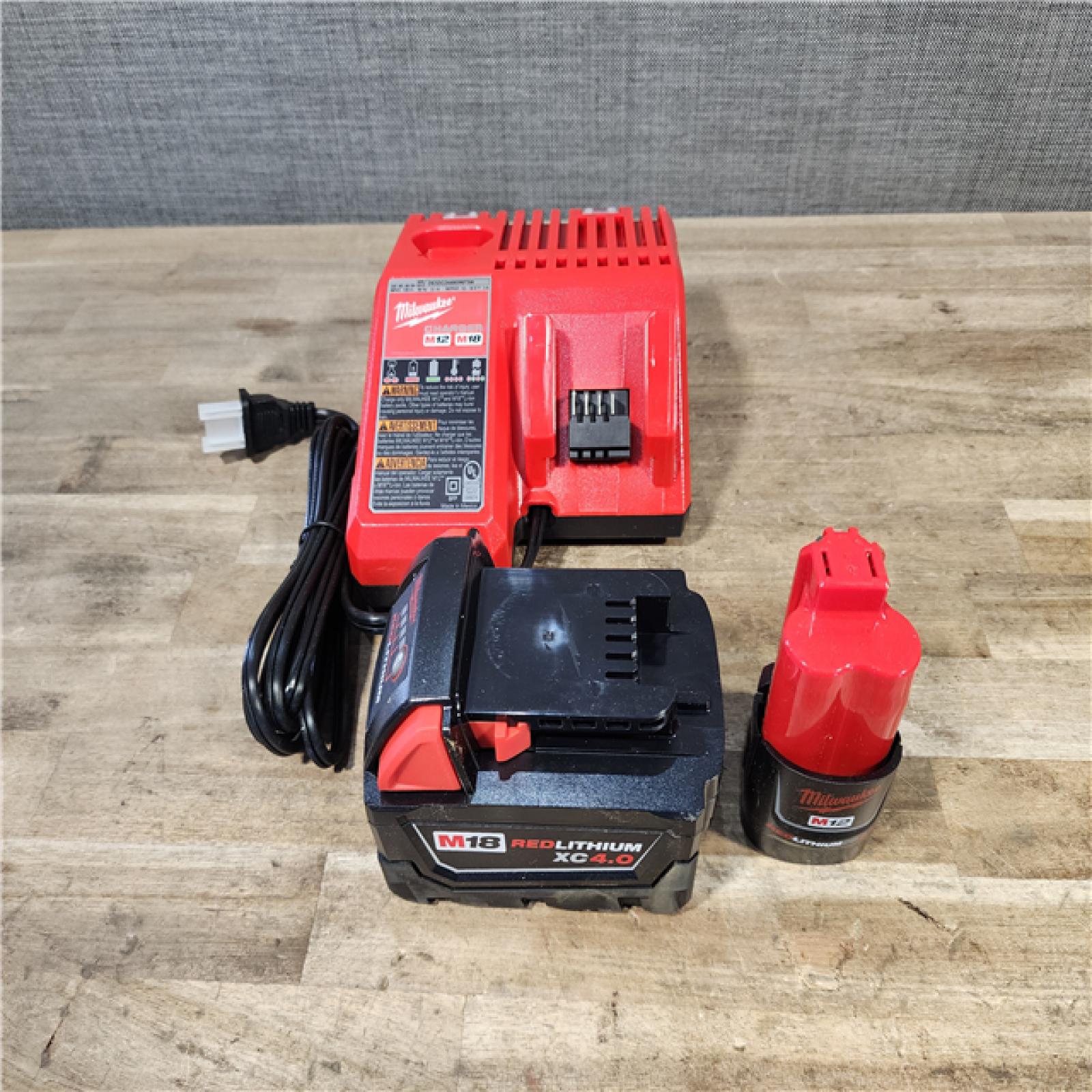HOUSTON LOCATION - AS-IS MILWAUKEE 3 TOOL COMBO W/ (2) BATTERY & CHARGER