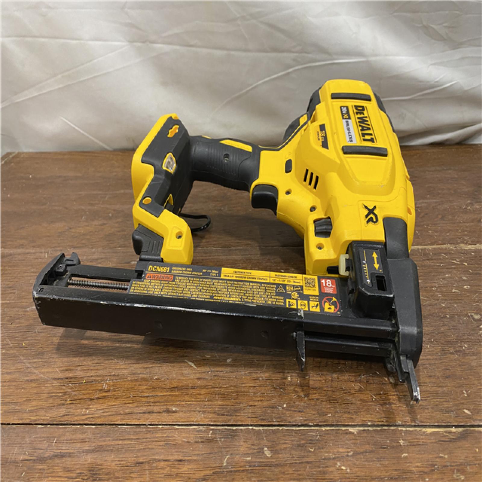 AS-IS DEWALT 20V-MAX XR 18GA BRAD NAILER KIT