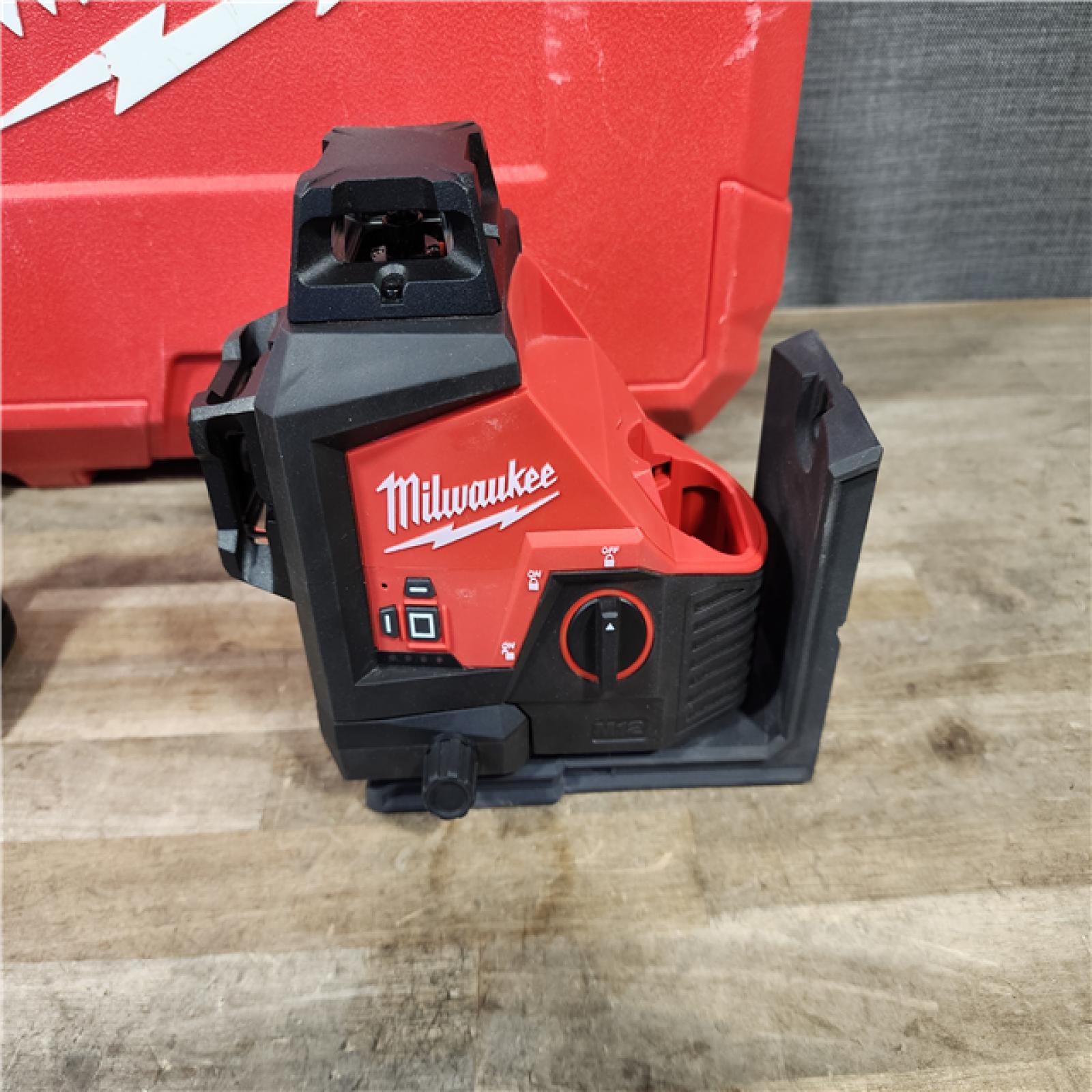 HOUSTON LOCATION - AS-IS Milwaukee-3632-21 M12 Green Beam Laser 360° 3-Plane Kit