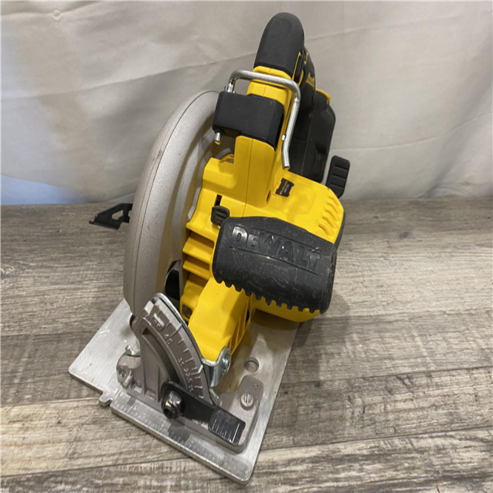AS-IS DEWALT 20-Volt MAX 7-1/4 in. Cordless Circular Saw (Tool Only)