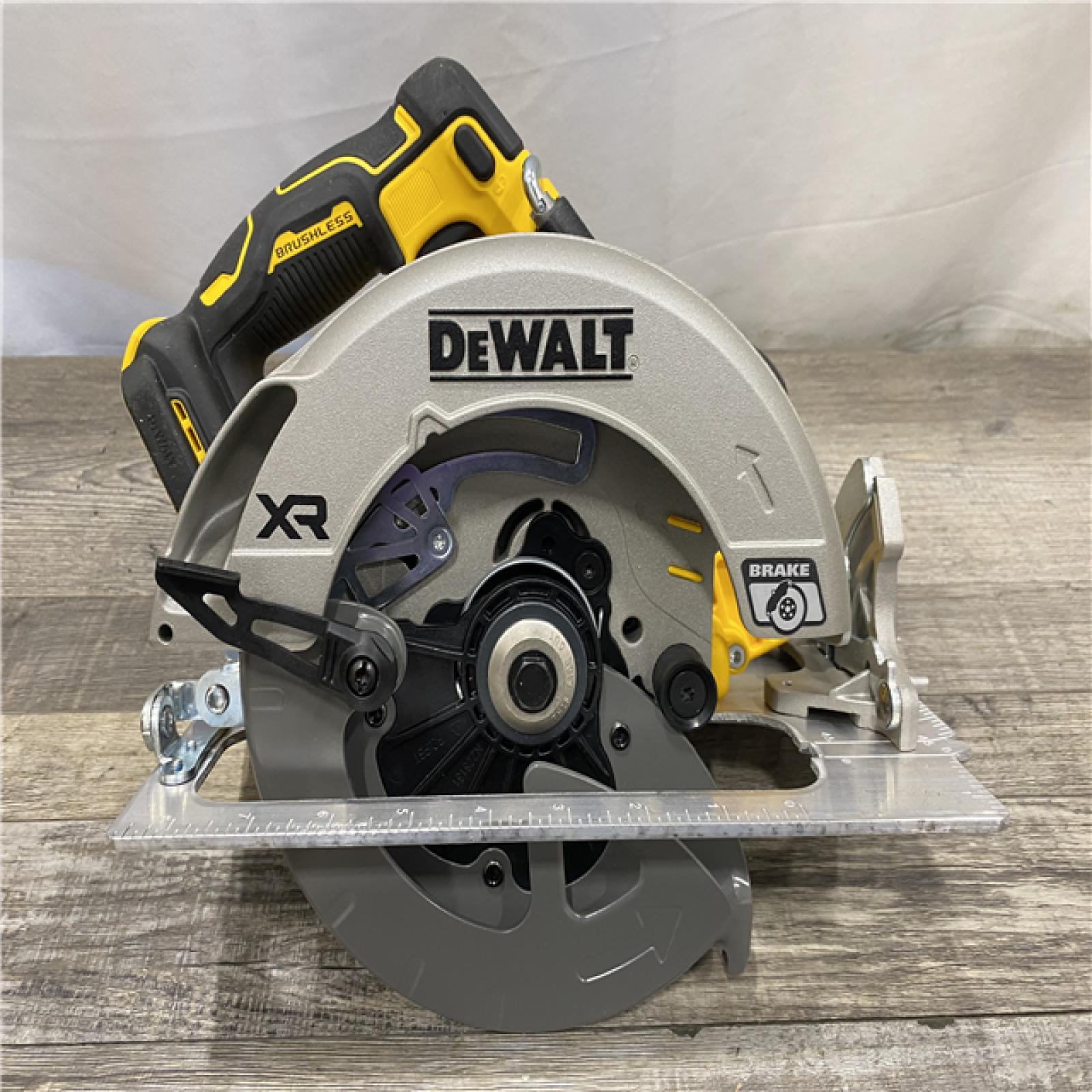 AS-IS DEWALT 20-Volt MAX 7-1/4 in. Cordless Circular Saw (Tool Only)