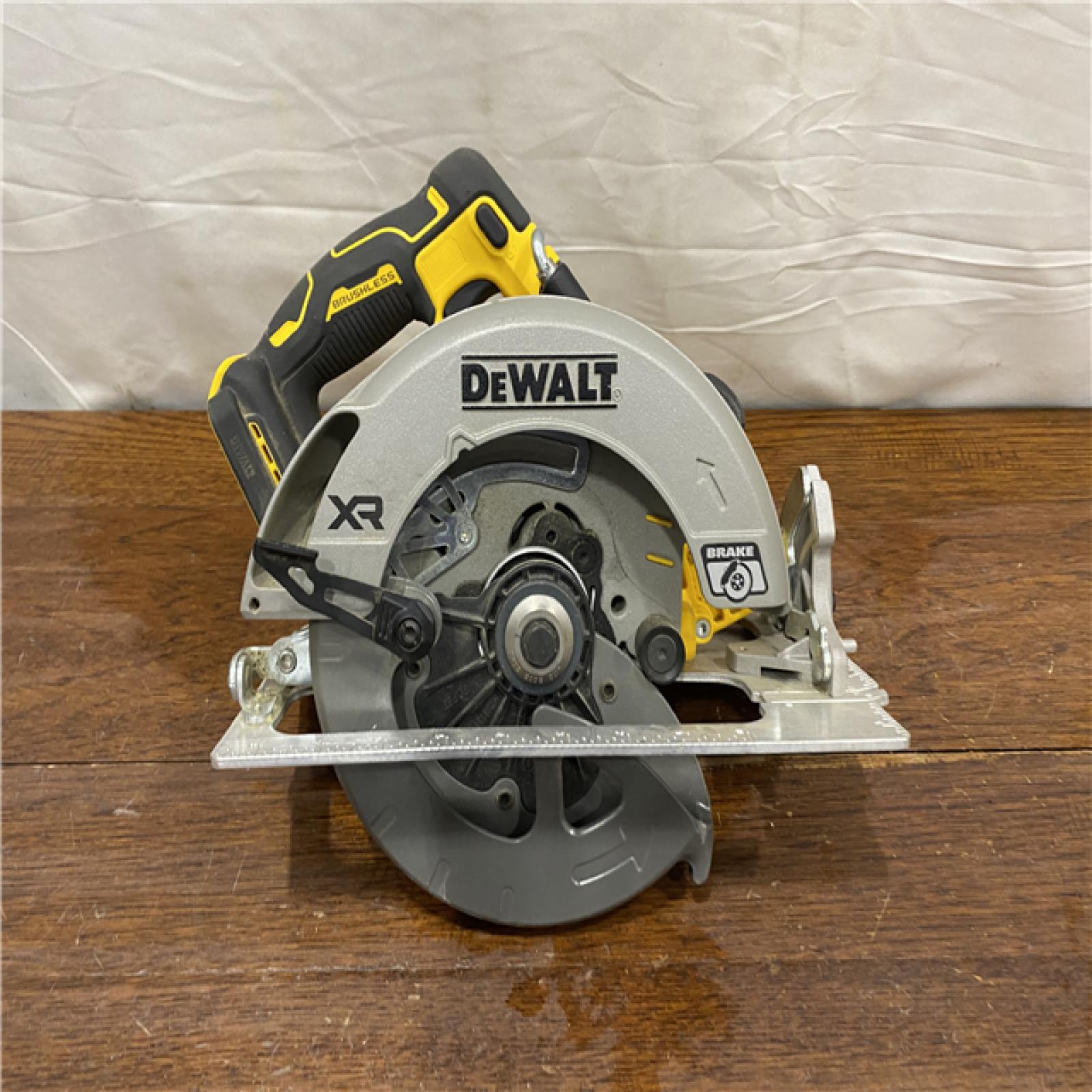 AS-IS DEWALT 20-Volt MAX 7-1/4 in. Cordless Circular Saw (Tool Only)
