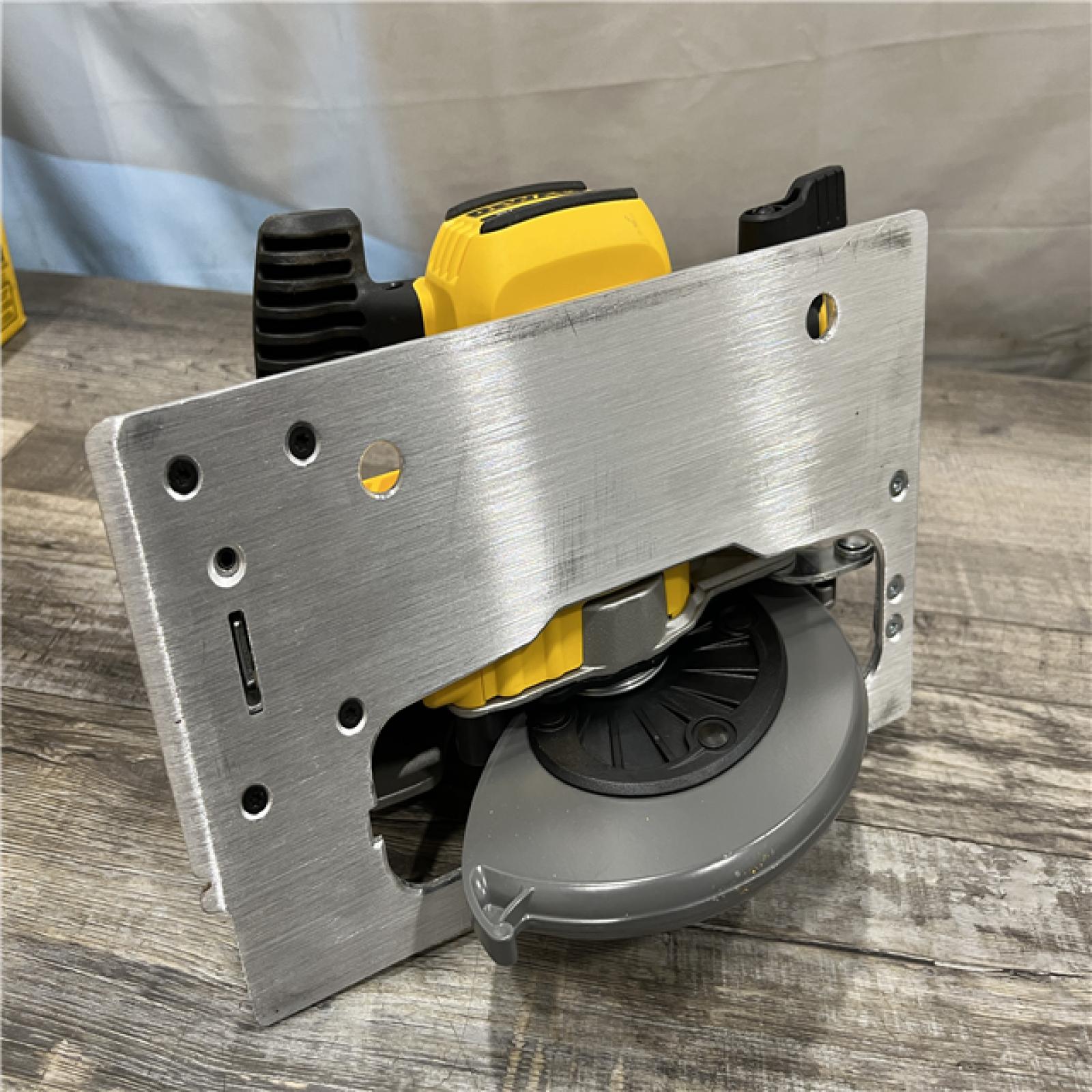 AS-IS DEWALT 20-Volt MAX 7-1/4 in. Cordless Circular Saw (Tool Only)