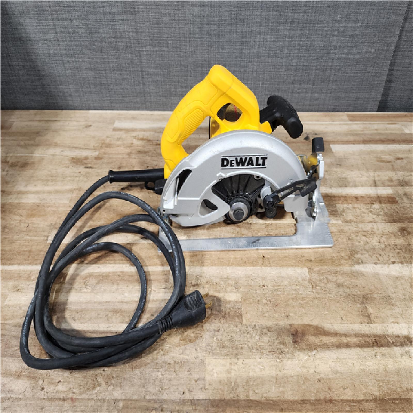 HOUSTON LOCATION - AS - IS DEWALT 15 Amp Corded 7-1/4 in. Lightweight Circular Saw