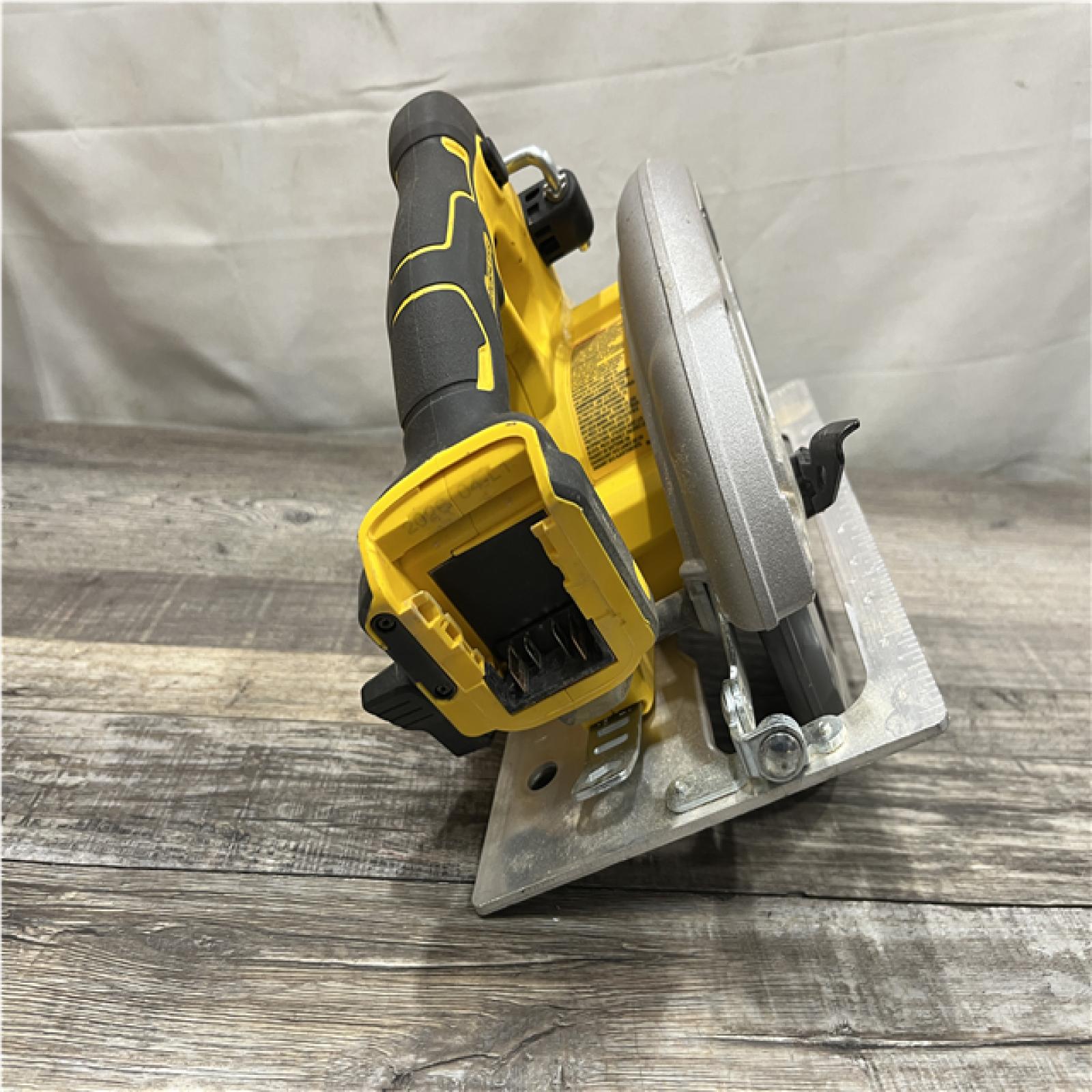 AS-IS DEWALT 20-Volt MAX 7-1/4 in. Cordless Circular Saw (Tool Only)