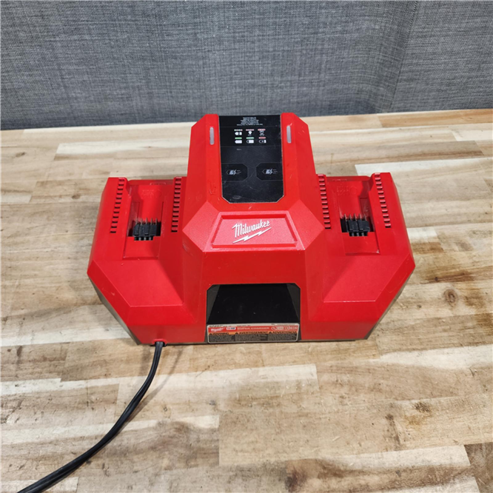 HOUSTON LOCATION - AS-IS Milwaukee M18 18V Dual Bay Simultaneous Super Charger (TOOL ONLY)