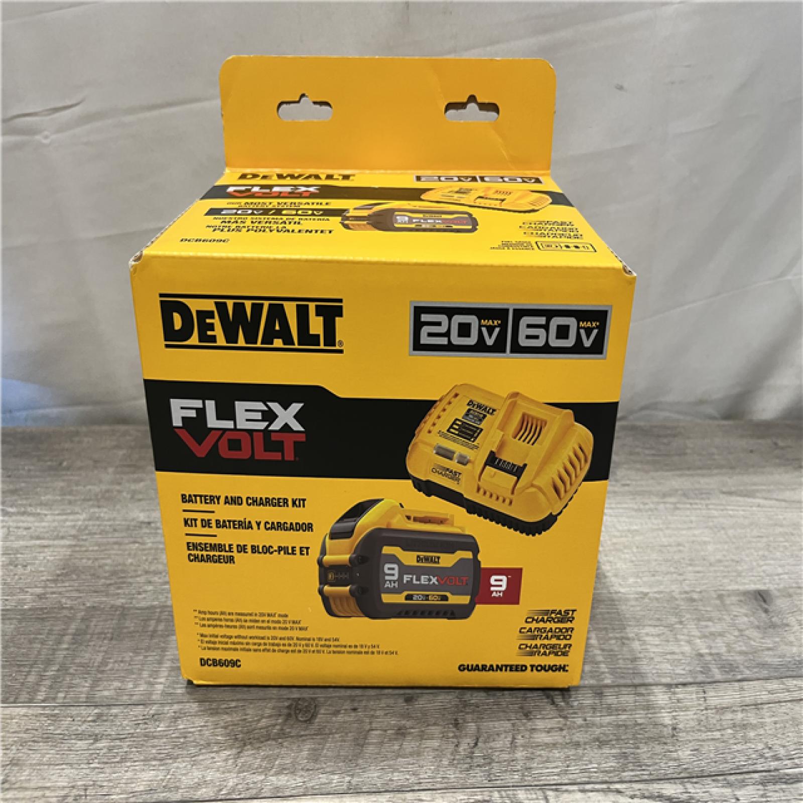 NEW -  DEWALT 20V/60V MAX FLEXVOLT Lithium-Ion 9.0Ah Battery and Charger Starter Kit