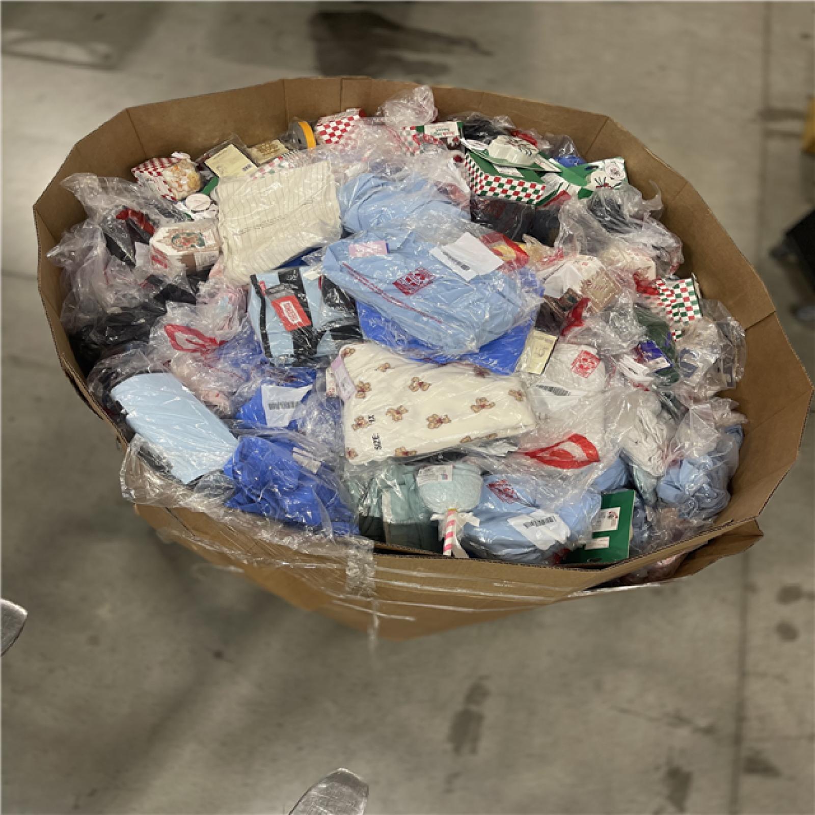 DALLAS LOCATION- NEW!- BULLSEYE MIXED APPAREL PALLET -(1 330 UNITS)