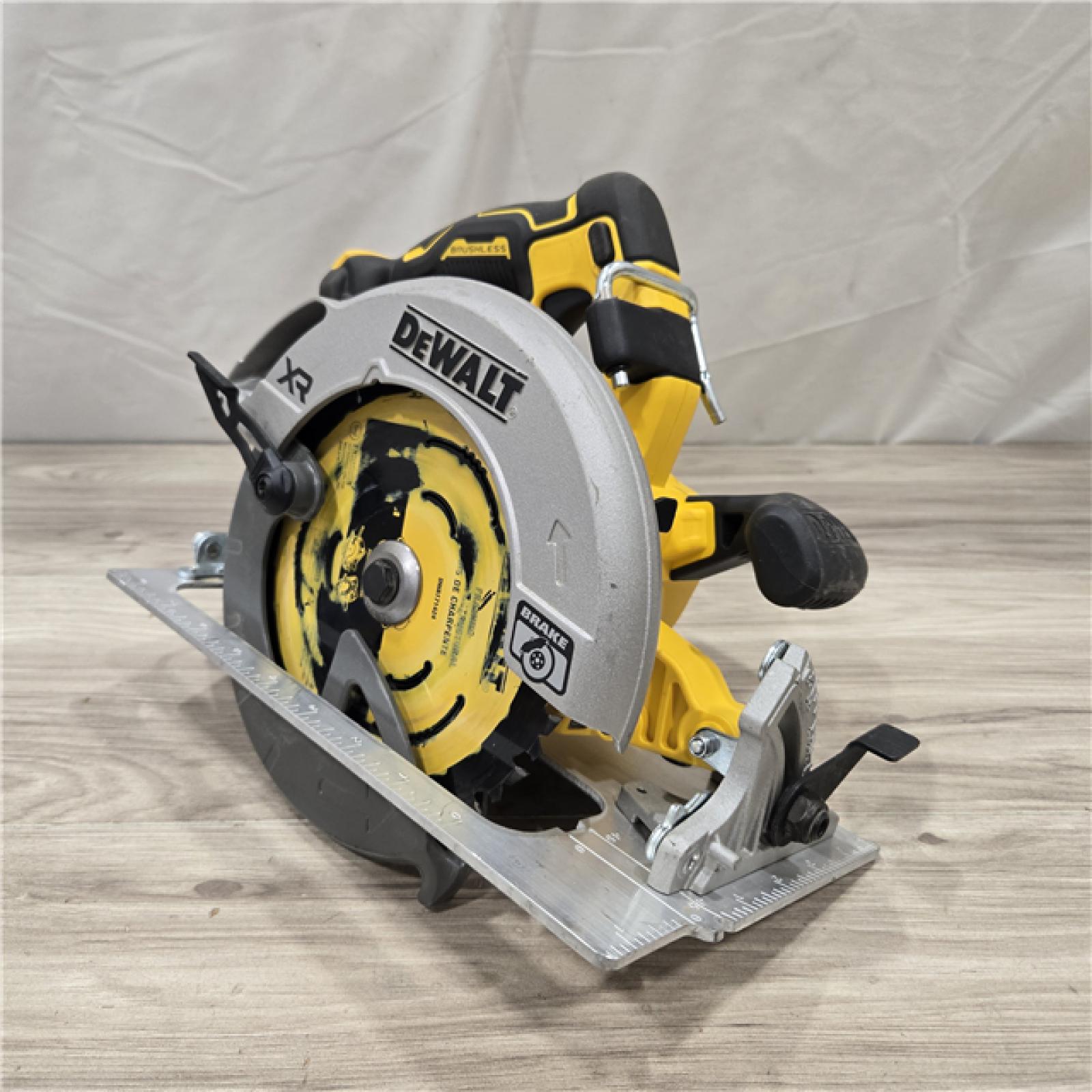 AS-IS DEWALT 20-Volt MAX 7-1/4 in. Cordless Circular Saw (Tool Only)