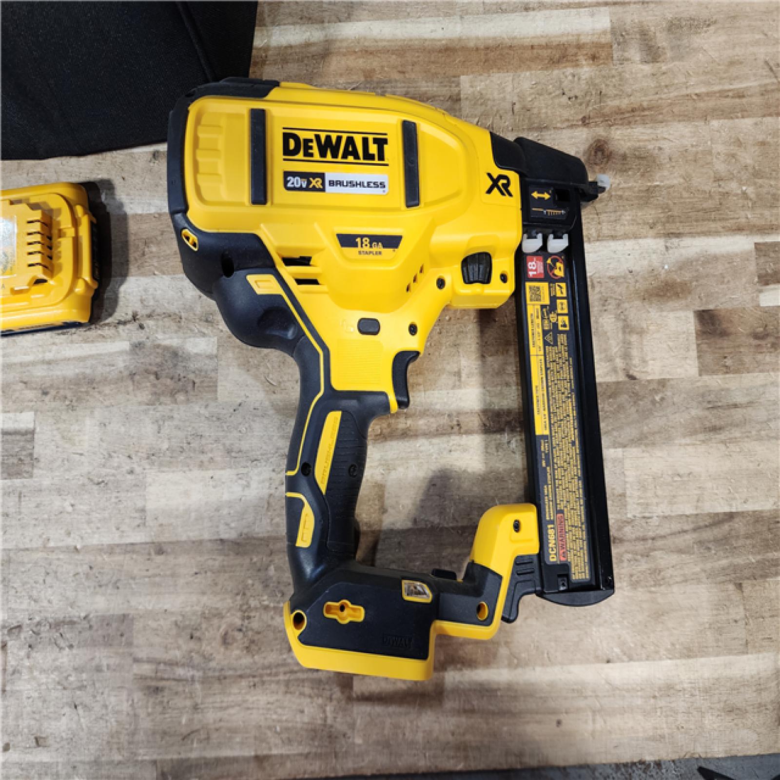 HOUSTON LOCATION - AS - IS DEWALT 20V MAX XR Lithium-Ion Cordless 18-Gauge Narrow Crown Stapler Kit