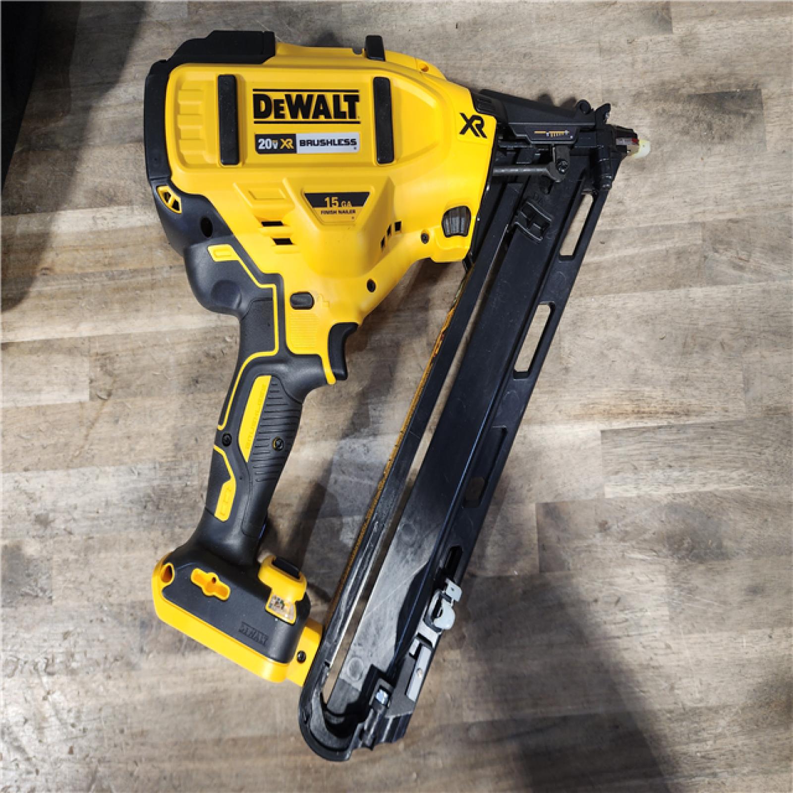 HOUSTON LOCATION - AS-IS DeWalt 15 GA ANGLED FINISH NAILER KIT W/ BATTERY & CHARGER