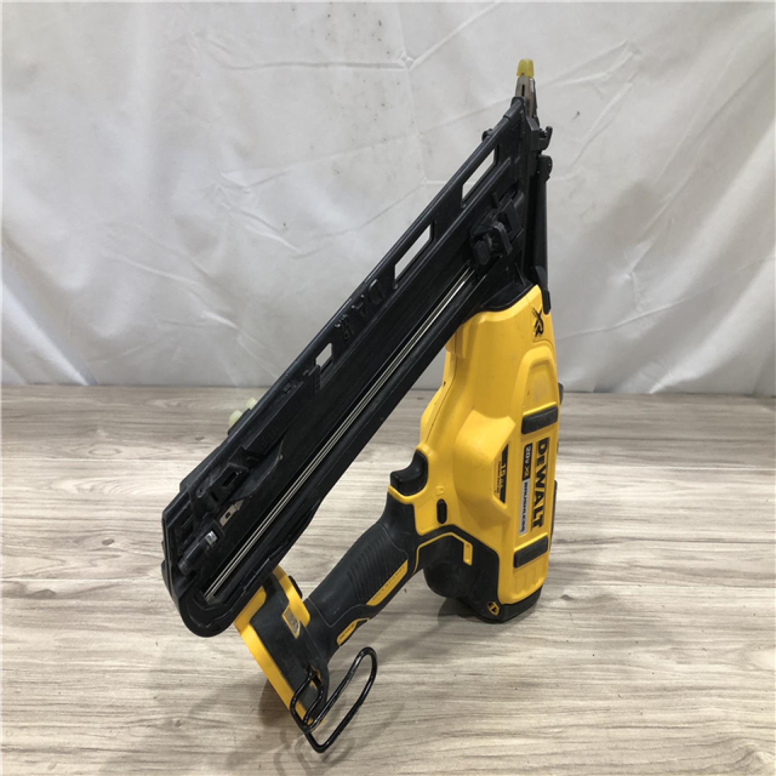 AS-IS DeWalt 15 GA ANGLED FINISH NAILER KIT