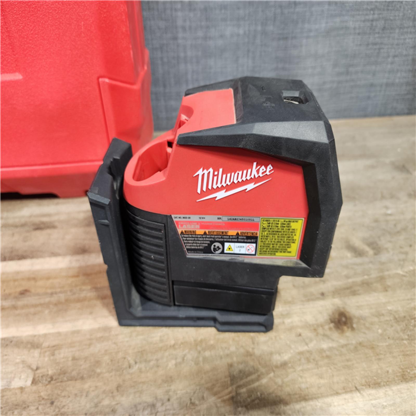 HOUSTON LOCATION - AS-IS Milwaukee Green 125 Ft. Cross Line and Plumb Points Laser Level Kit