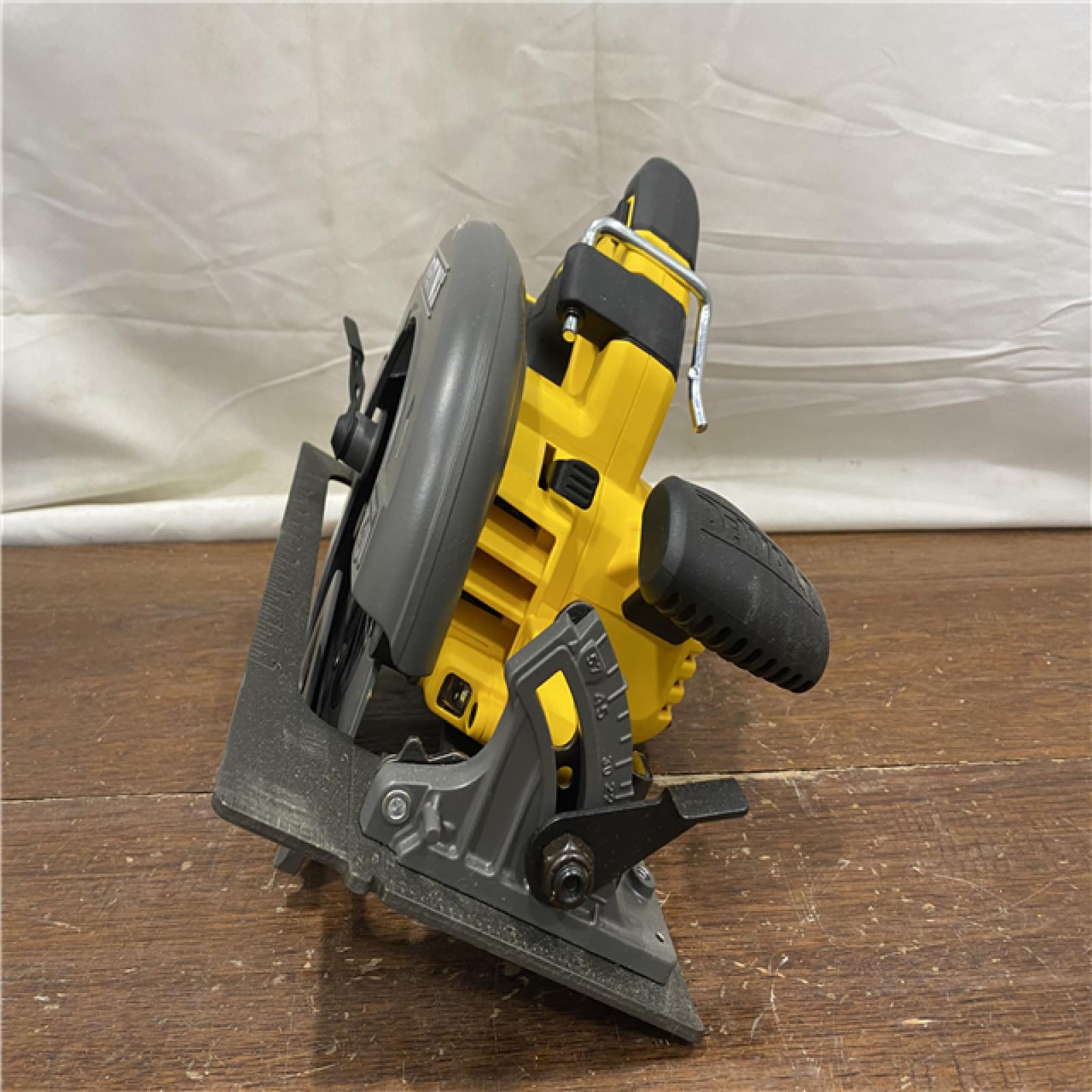 AS-IS DeWALT Flexvolt Max 7-1/4  60V Brushless Circular Saw DCS578B