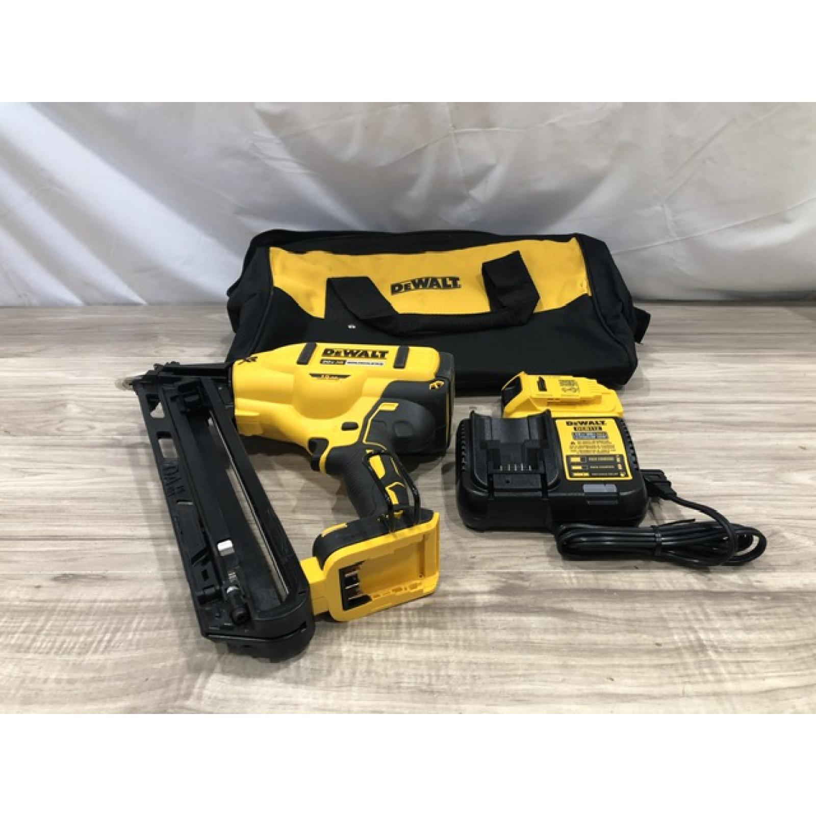 AS-IS DeWalt 15 GA ANGLED FINISH NAILER KIT