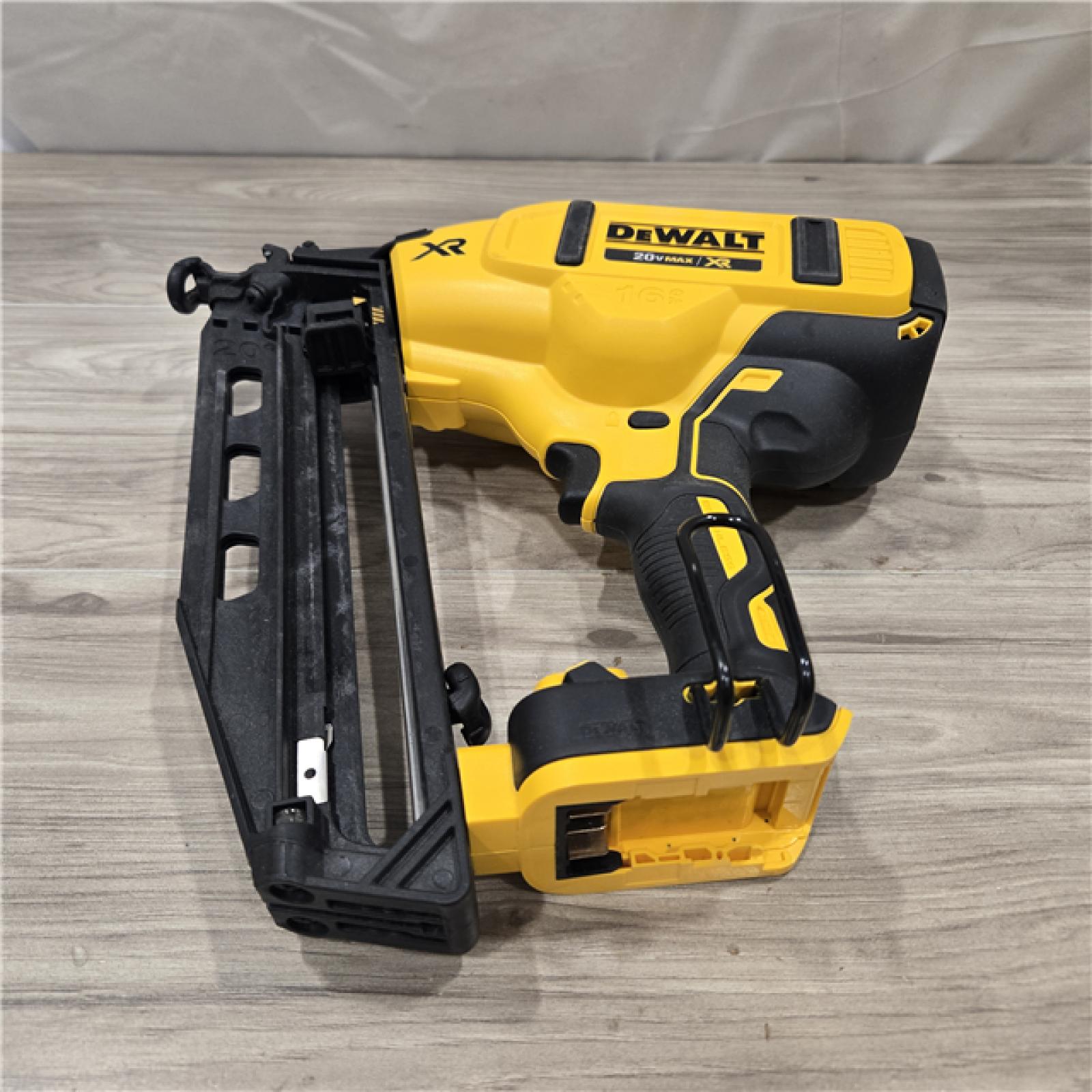 AS-IS DeWalt 20V 16 Gauge Cordless Angled Finish Nailer Kit