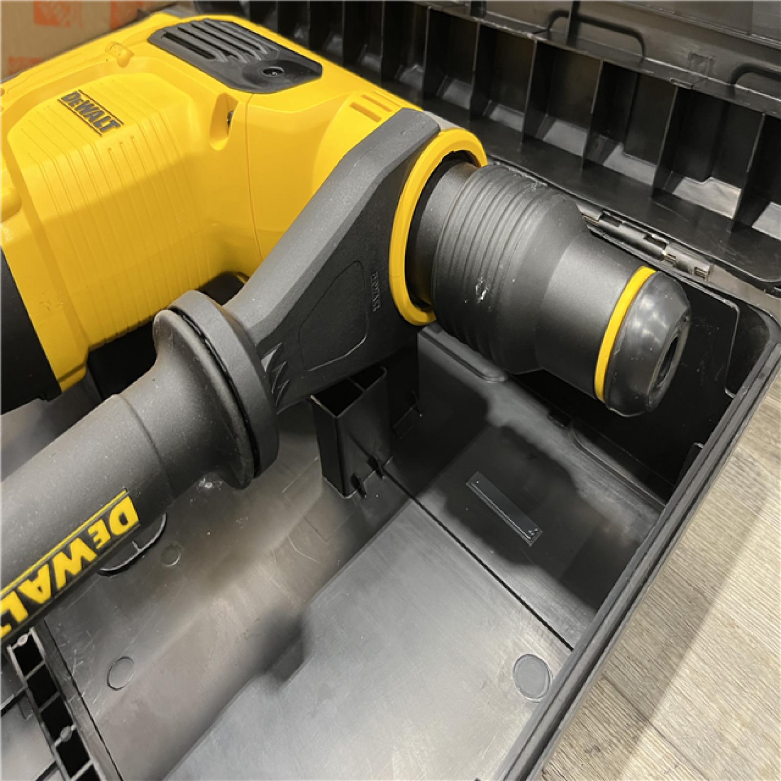 AS-IS DEWALT 10.5 Amp 1-9/16 in. Corded SDS-MAX Combination Concrete/Masonry Rotary Hammer