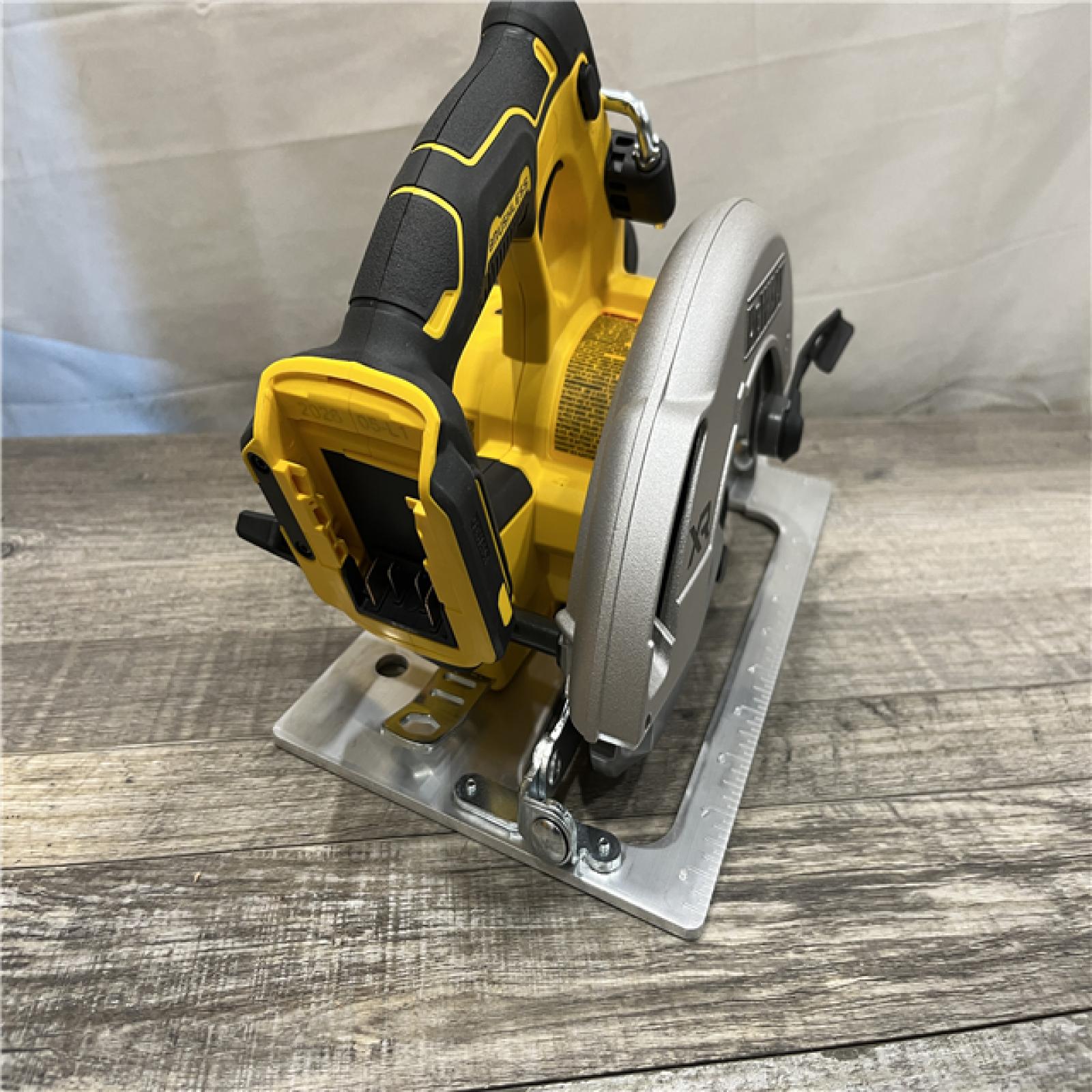 AS-IS DEWALT 20-Volt MAX 7-1/4 in. Cordless Circular Saw (Tool Only)