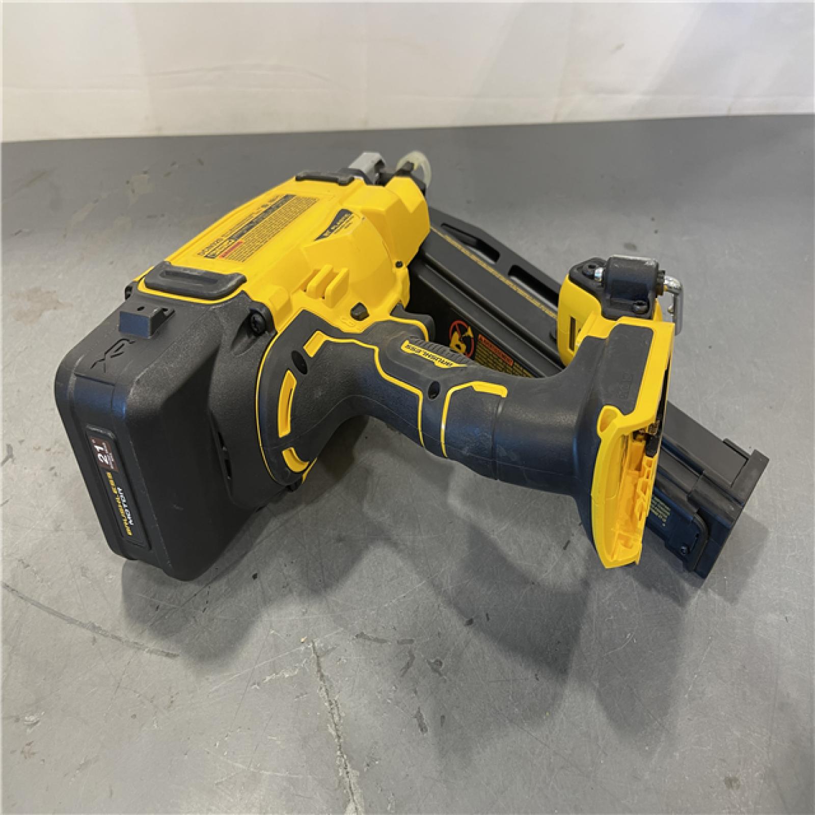 AS-IS - DEWALT 20-Volt 21° Cordless Framing Nailer