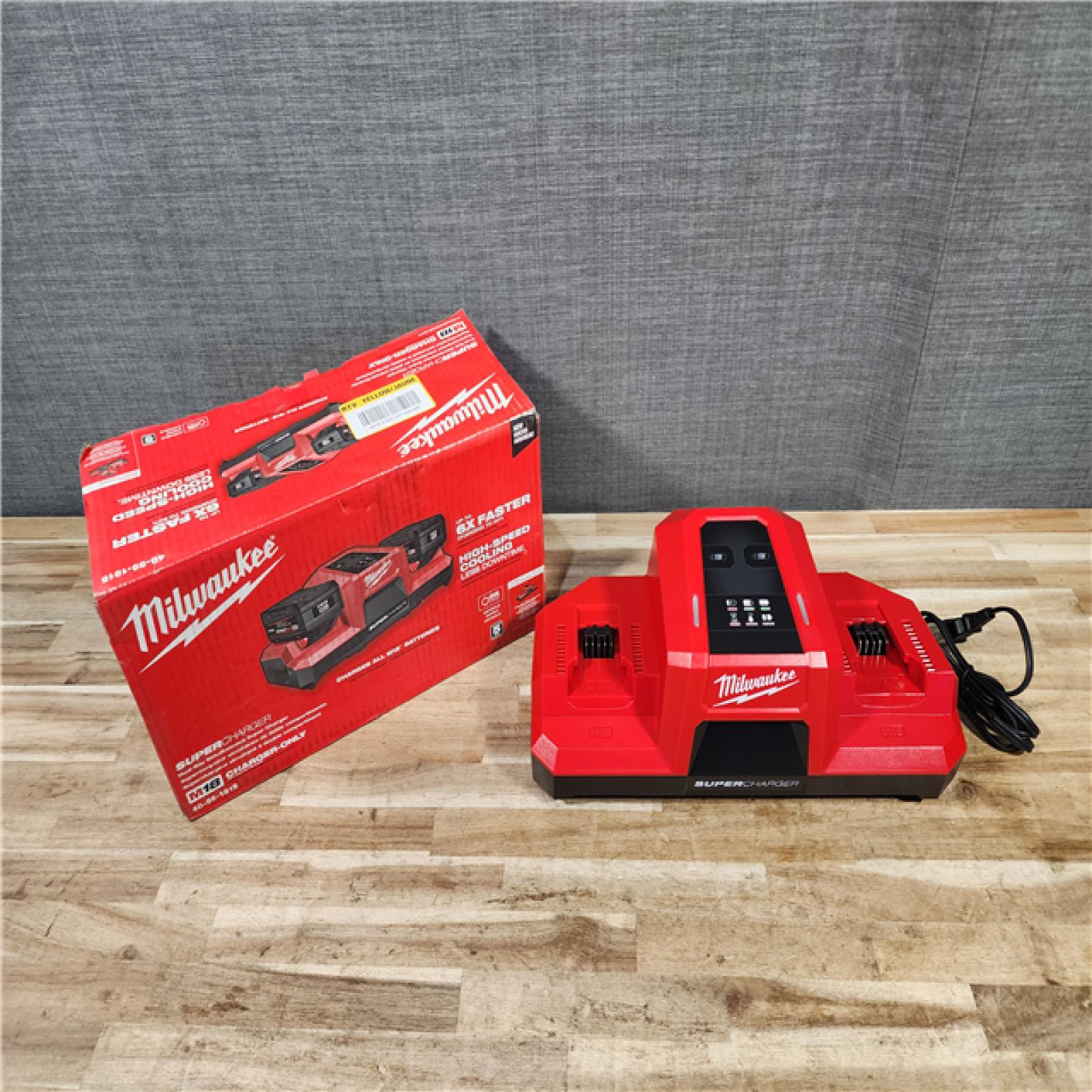 HOUSTON LOCATION - AS-IS (APPEARS LIKE NEW) Milwaukee M18 18V Dual Bay Simultaneous Super Charger (CHARGER ONLY)