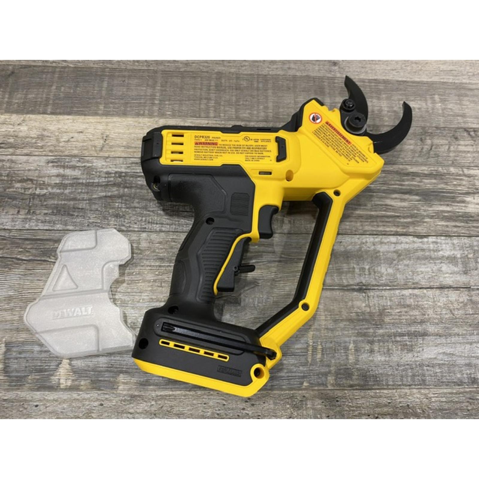 LIKE NEW - DEWALT 20V MAX Cordless Battery Powered Pruner Kit