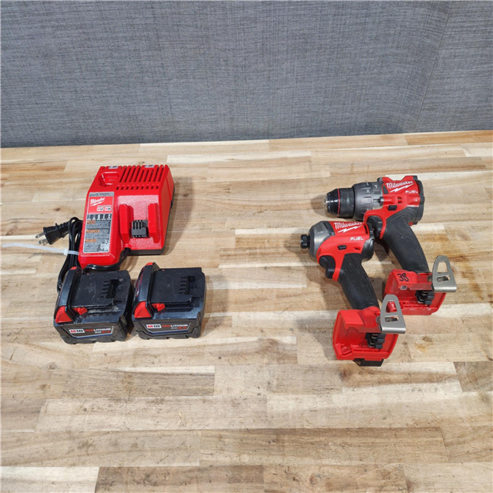 HOUSTON LOCATION - AS-IS MILWAUKEE 2 TOOL COMBO KIT W/ (2) BATTERY & CHARGER