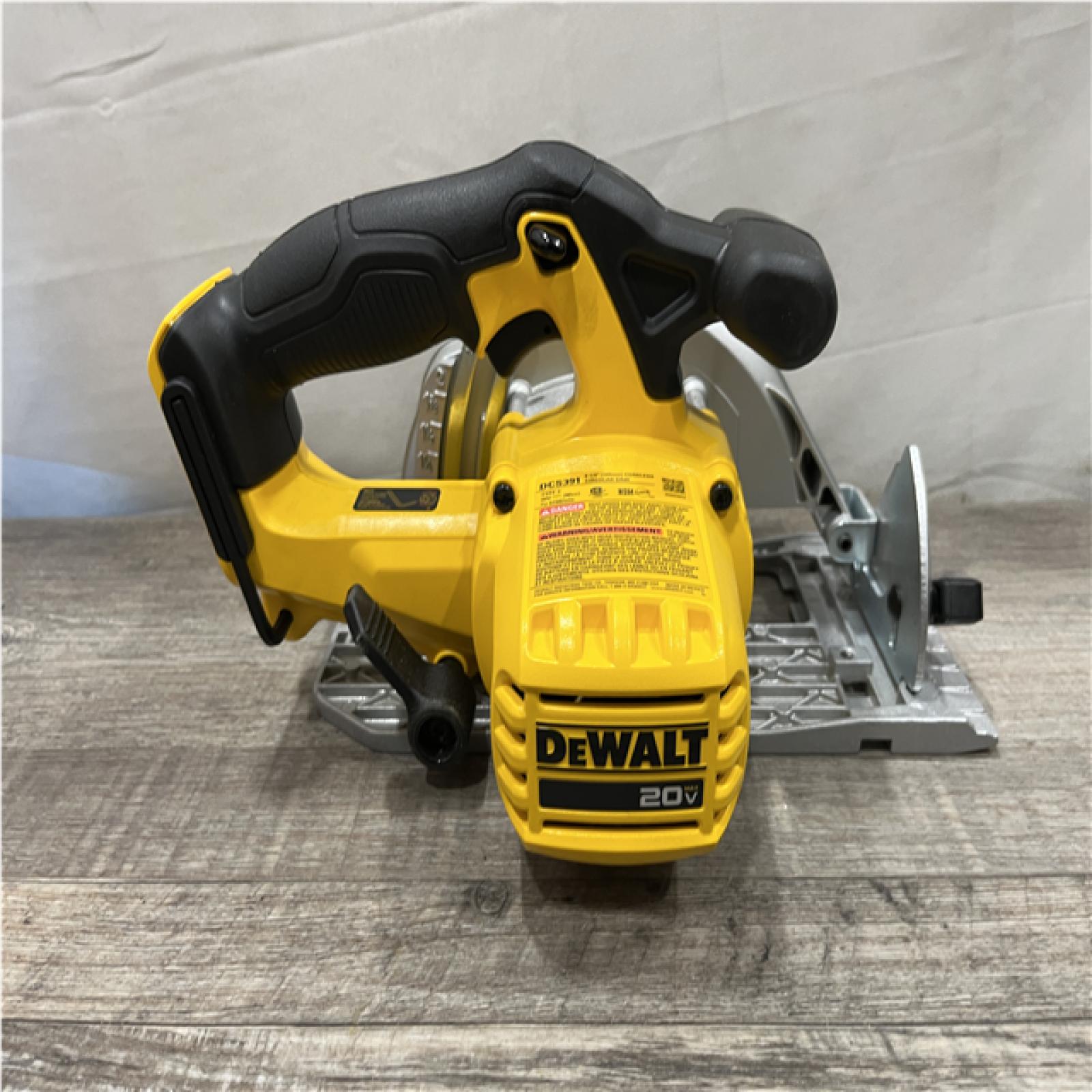 AS-IS DEWALT 20V MAX Cordless 6-1/2 in. Circular Saw Kit