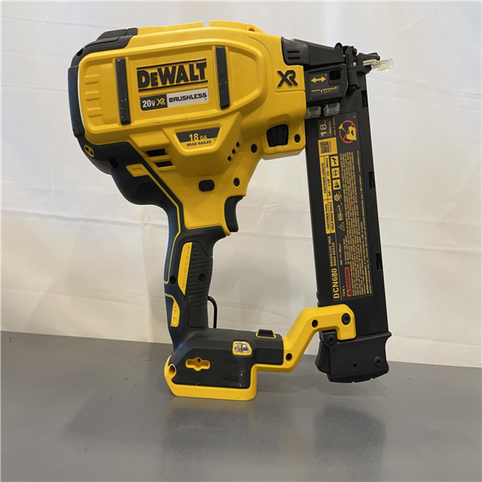 Like New! - DeWalt 20V MAX XR Lithium-Ion Electric Cordless 18-Gauge Brad Nailer (Tool Only)