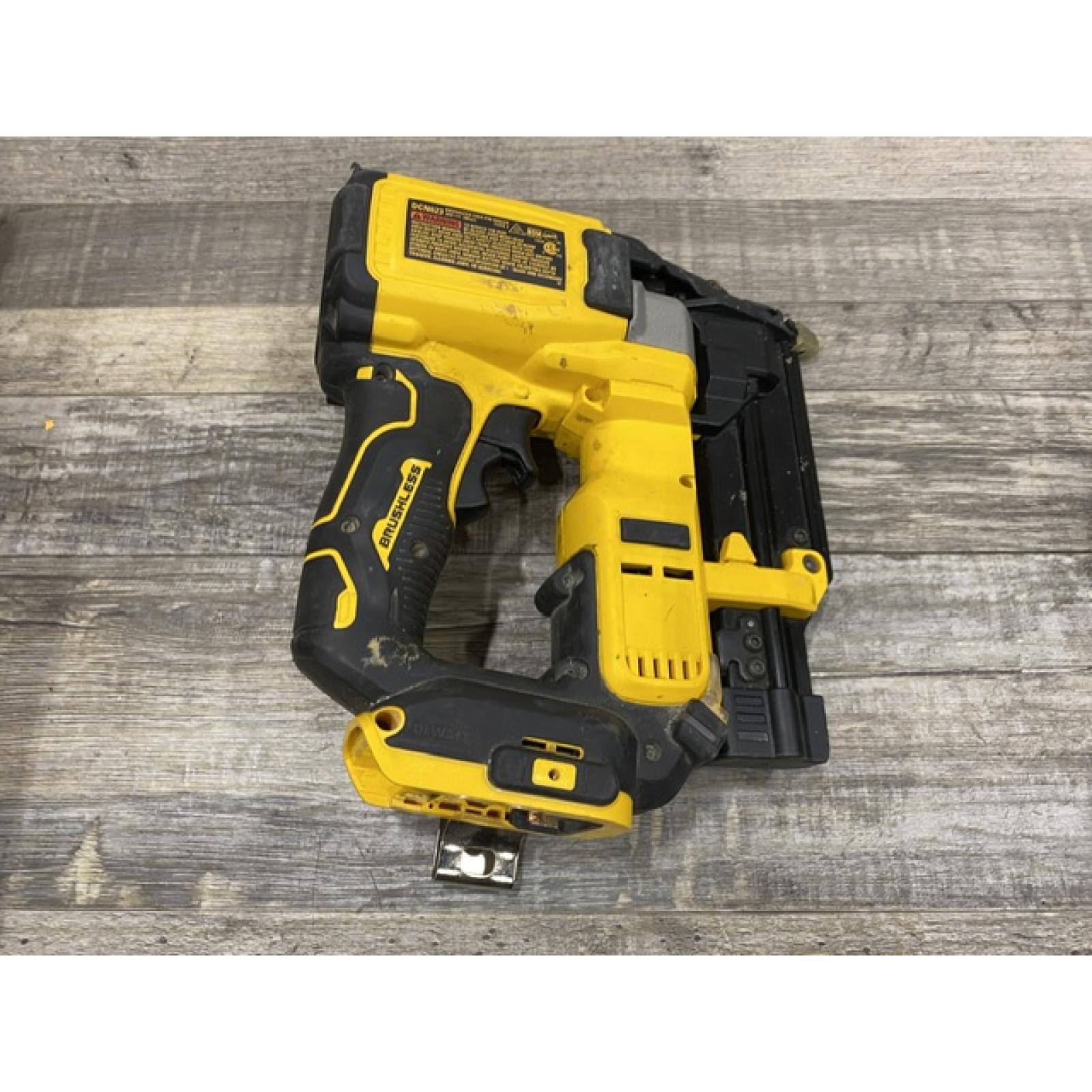 AS-IS DEWALT ATOMIC 20V MAX Lithium Ion Cordless 23 Gauge Pin Nailer Kit