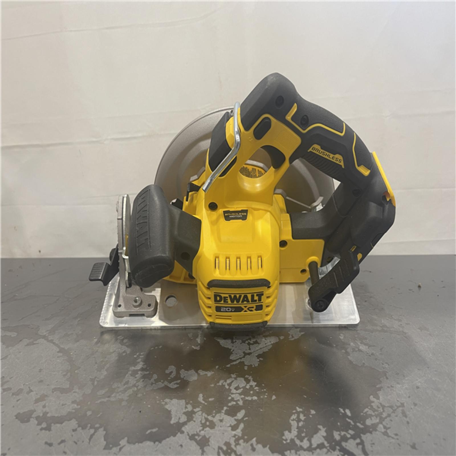 AS-IS- DEWALT 20-Volt MAX 7-1/4 in. Cordless Circular Saw (Tool Only)